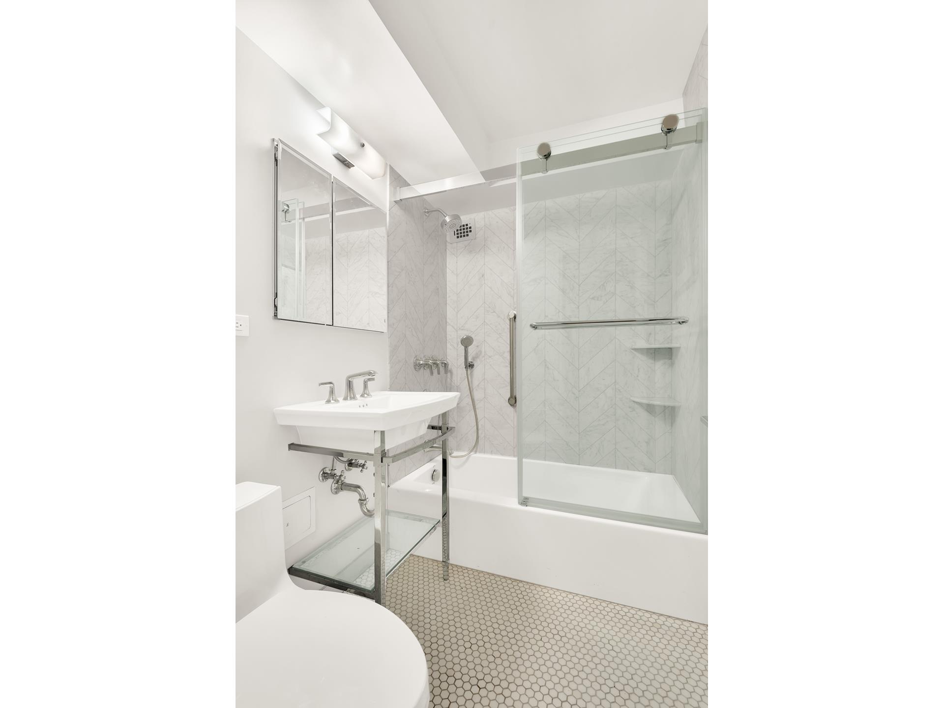 #6 photo, 3 SHERIDAN Square, マンハッタン West Village , NY 10014