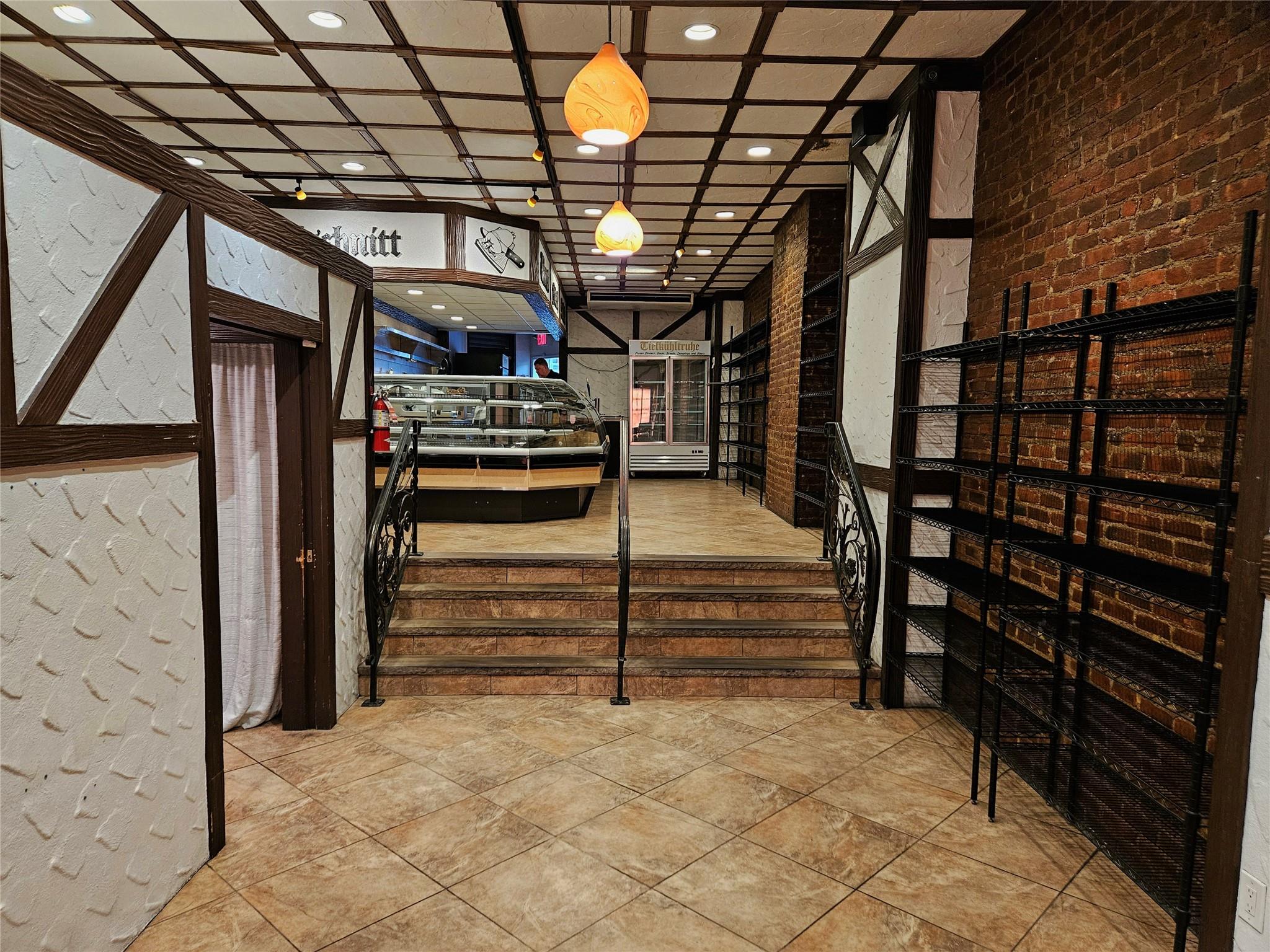 #4 photo, 69-40 Myrtle Avenue, クイーンズ区 Glendale , NY 11385