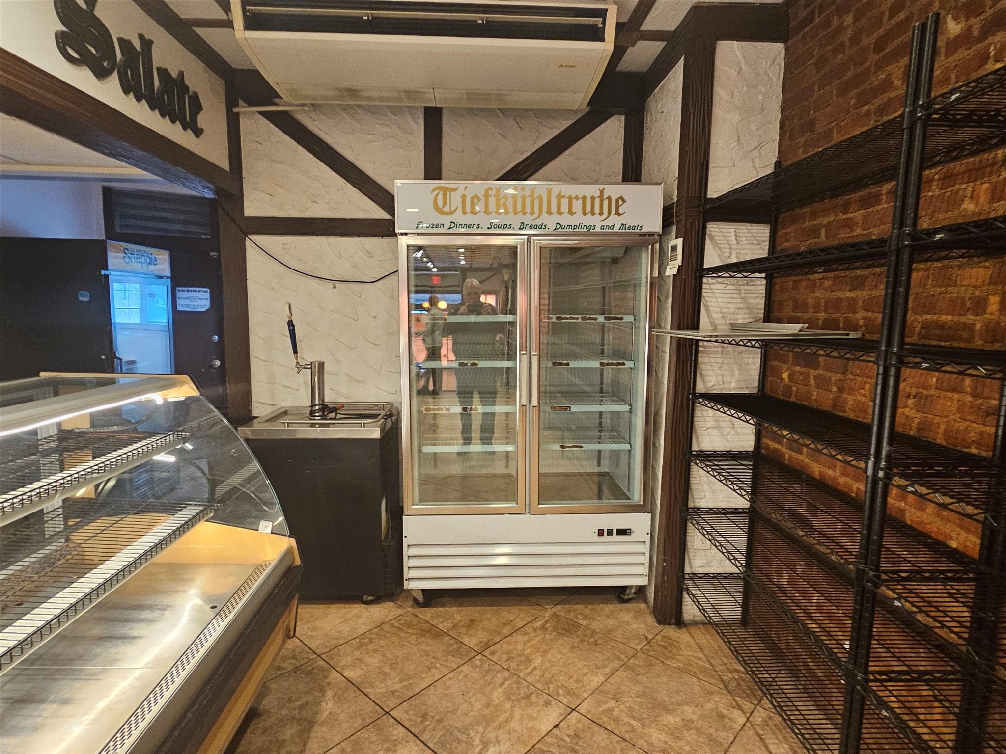 #9 photo, 69-40 Myrtle Avenue, クイーンズ区 Glendale , NY 11385