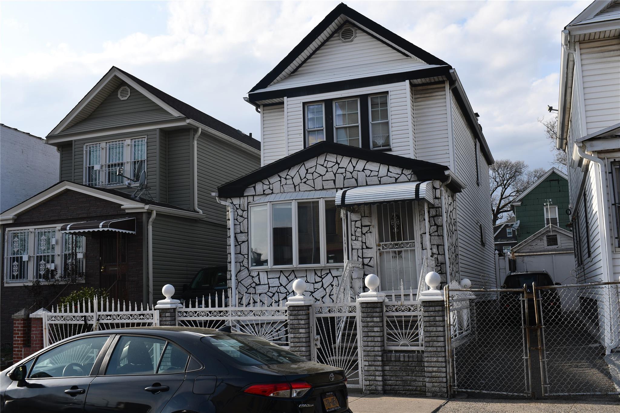 #2 photo, 139-15 89 Avenue, Briarwood , NY 11435