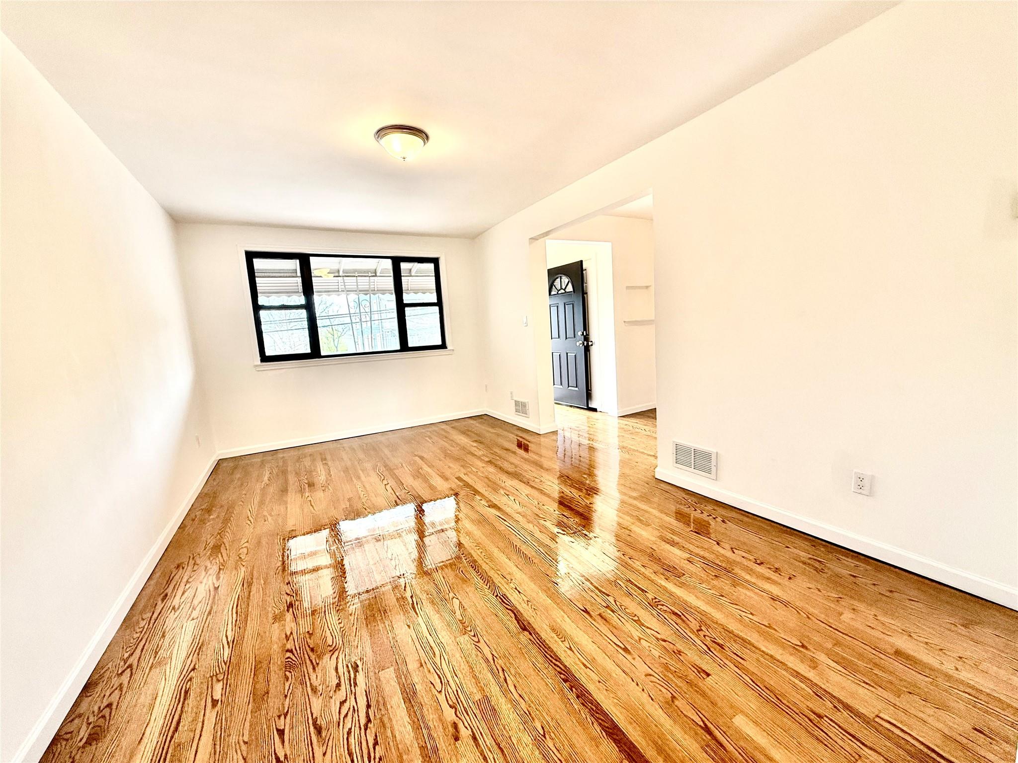 #5 photo, 1031 E 215th St, Bronx, Ny, Bronx , NY 10469