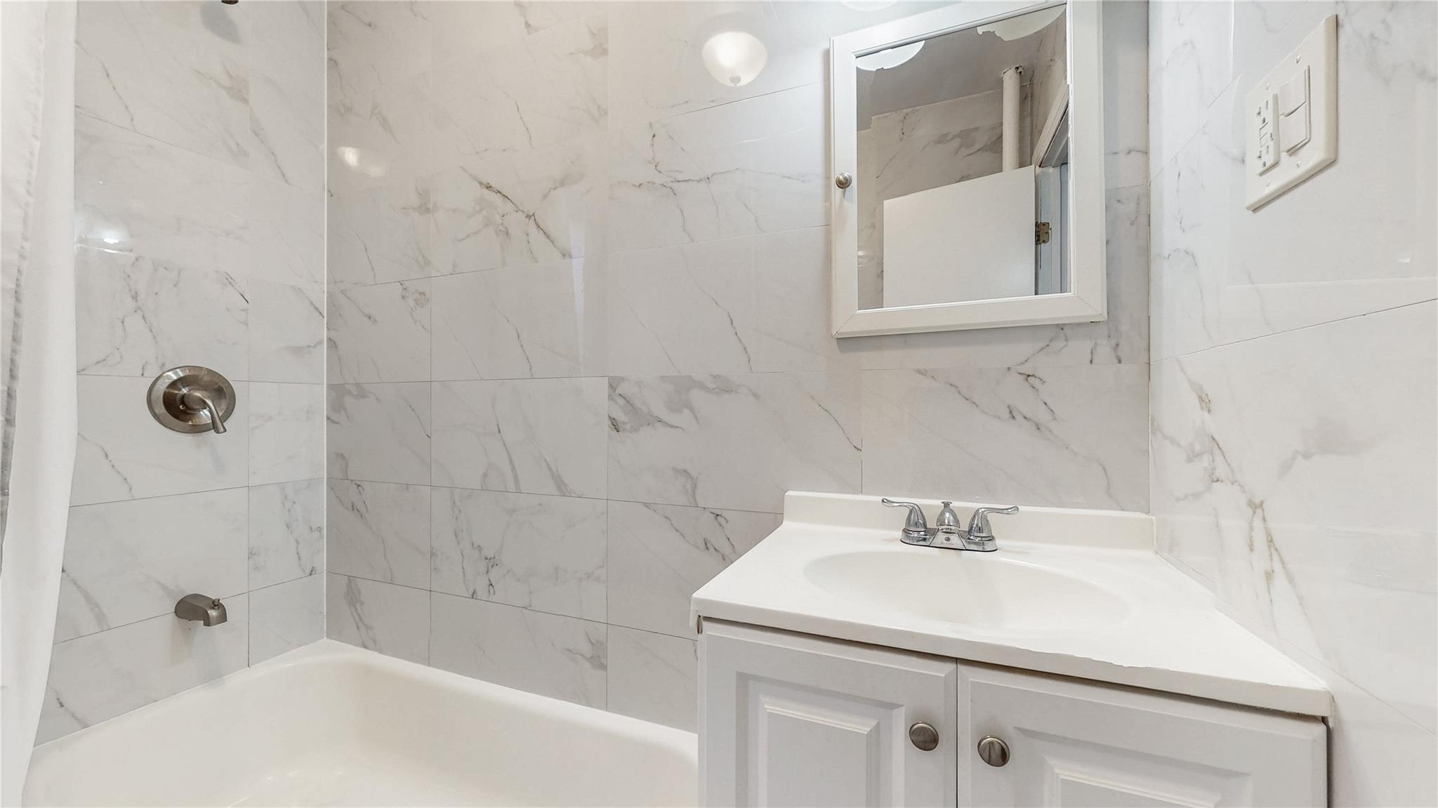 #15 photo, 110-34 73 Road, 皇后区 森林小丘 Forest Hills , NY 11375