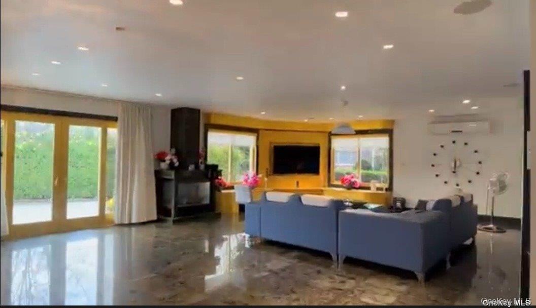 #3 photo, 215-40 27th Avenue, बेसाइड Bayside , NY 11360