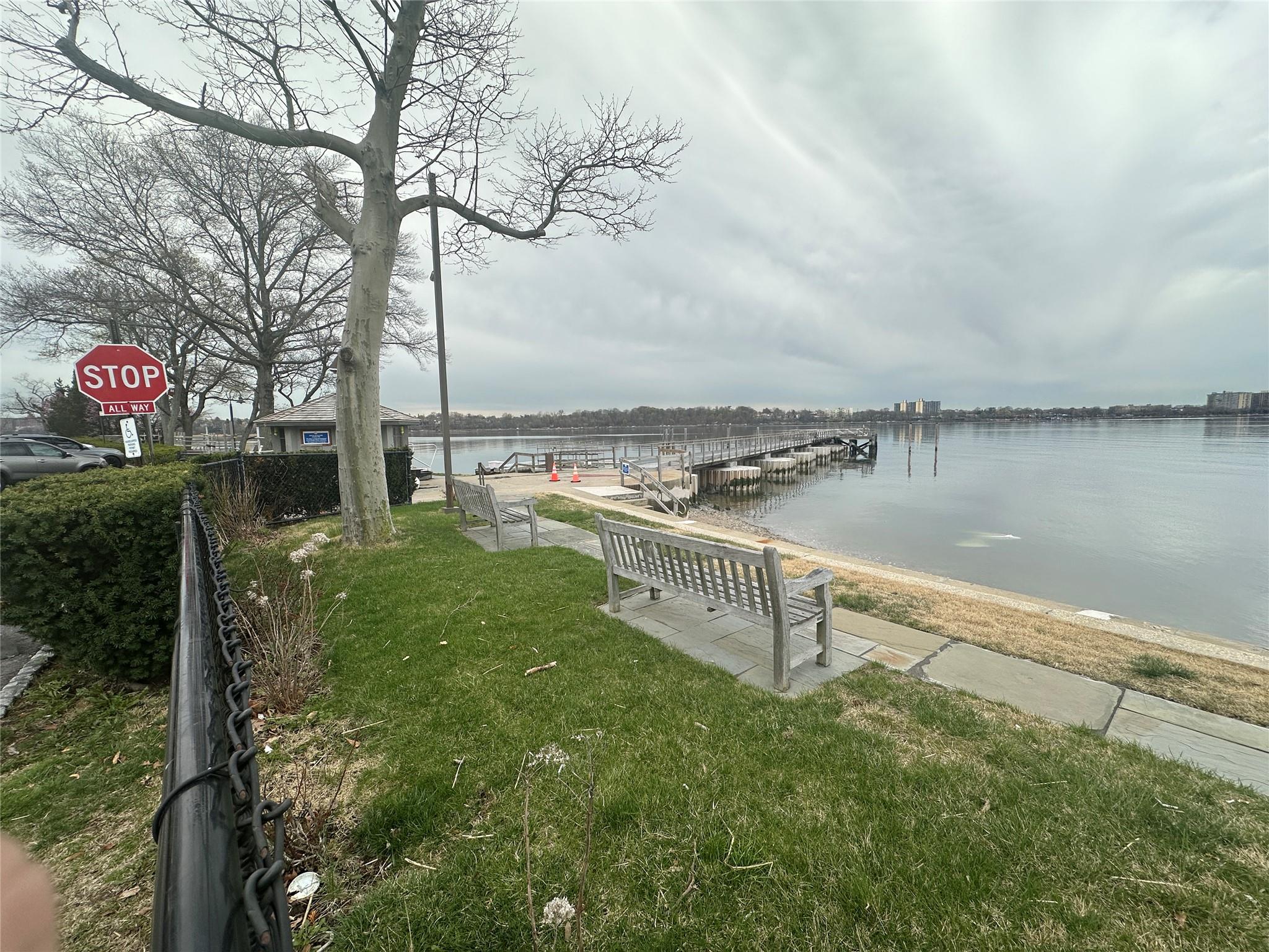 #18 photo, 241-20 Northern Boulevard, Douglaston , NY 11362