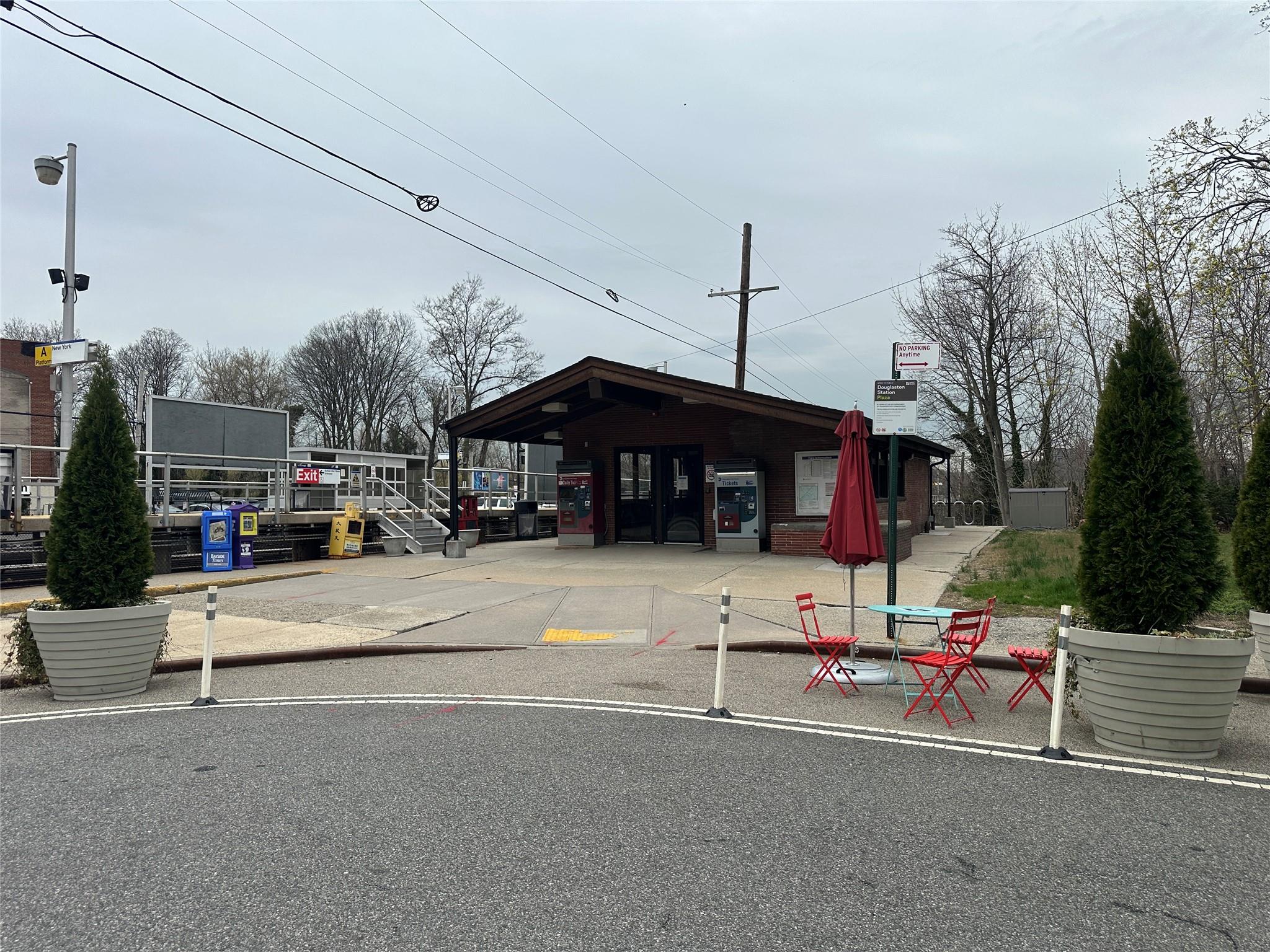 #19 photo, 241-20 Northern Boulevard, Douglaston , NY 11362