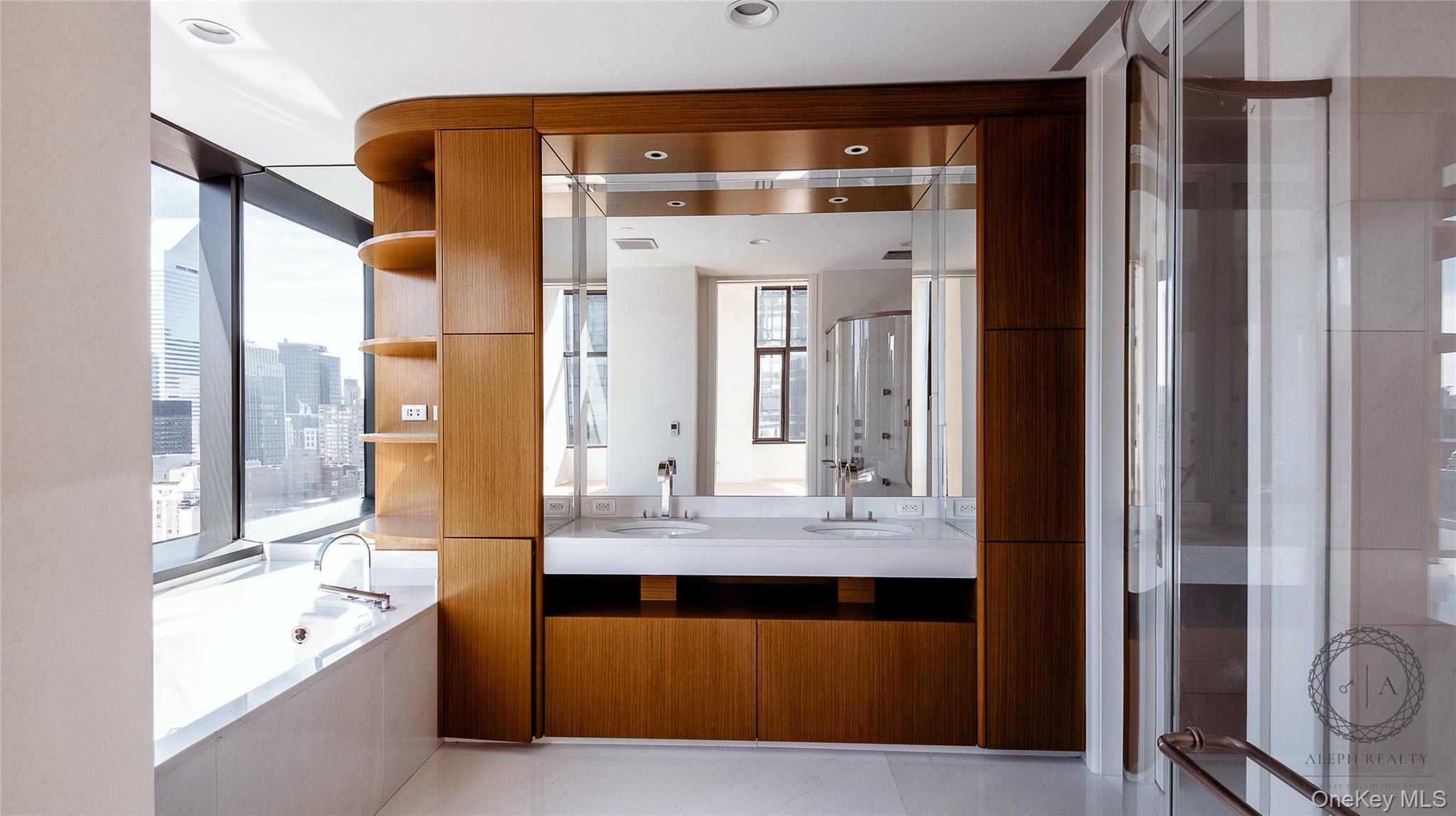 #16 photo, 50 United Nations Plaza, マンハッタン New York (Manhattan) , NY 10017