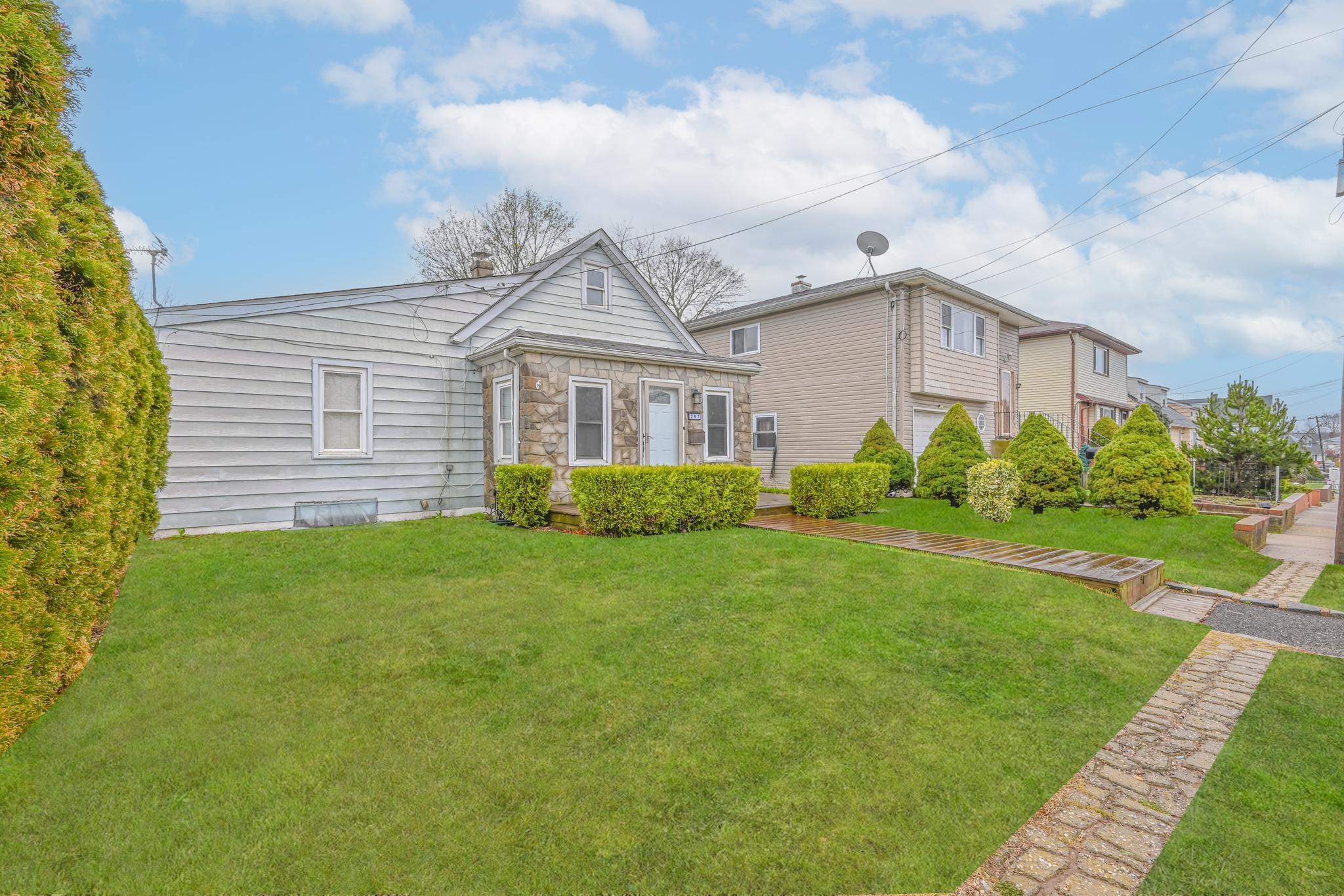 #2 photo, 267 Roquette Avenue, Floral Park , NY 11001