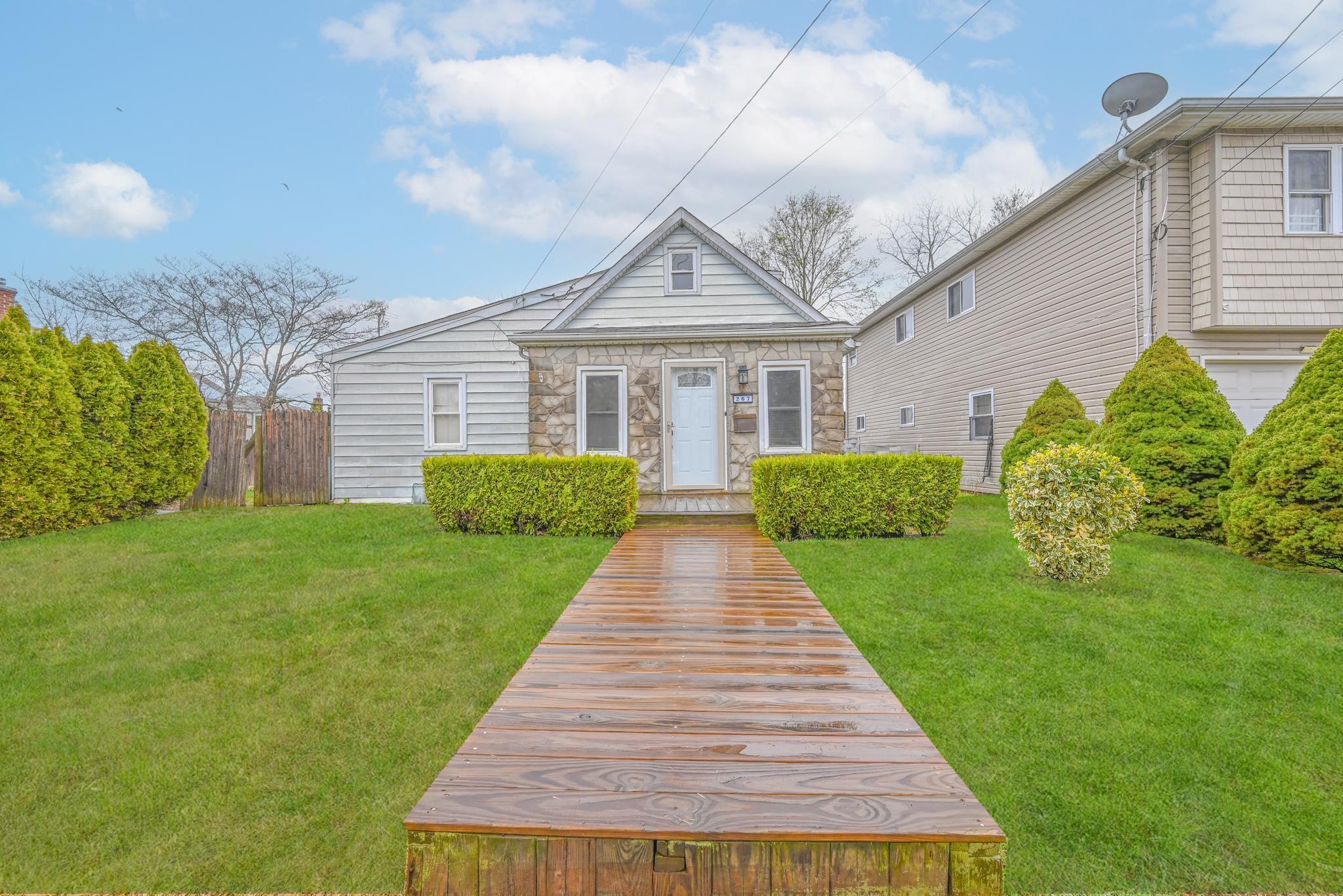#3 photo, 267 Roquette Avenue, Floral Park , NY 11001