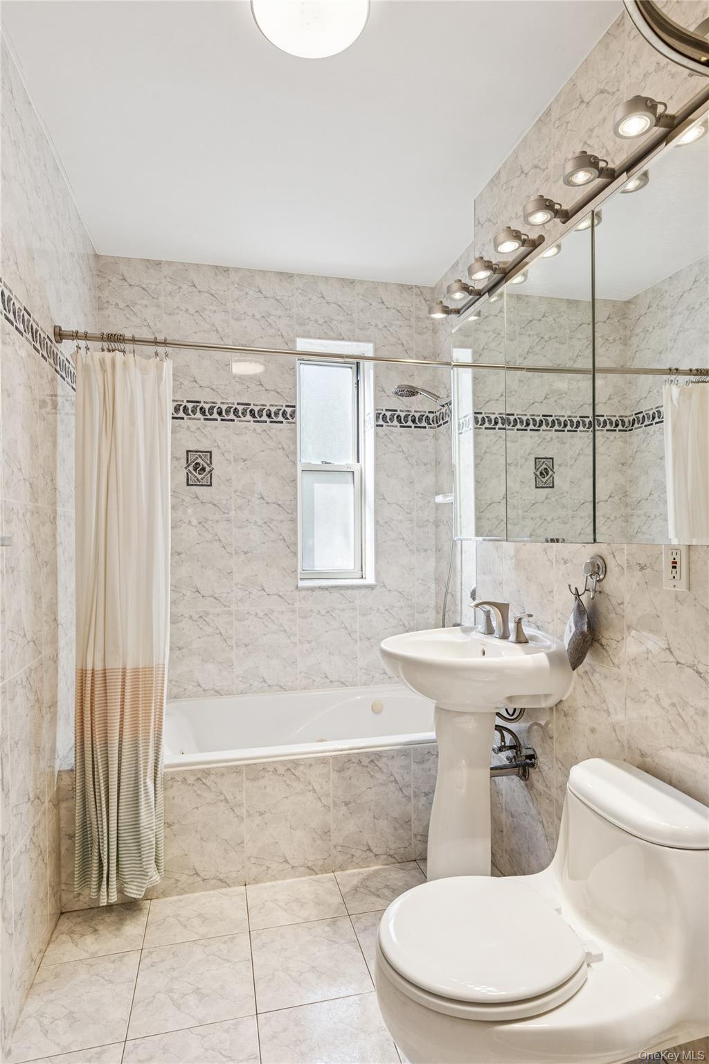 #6 photo, 113-14 72nd Road, קווינס Forest Hills , NY 11375