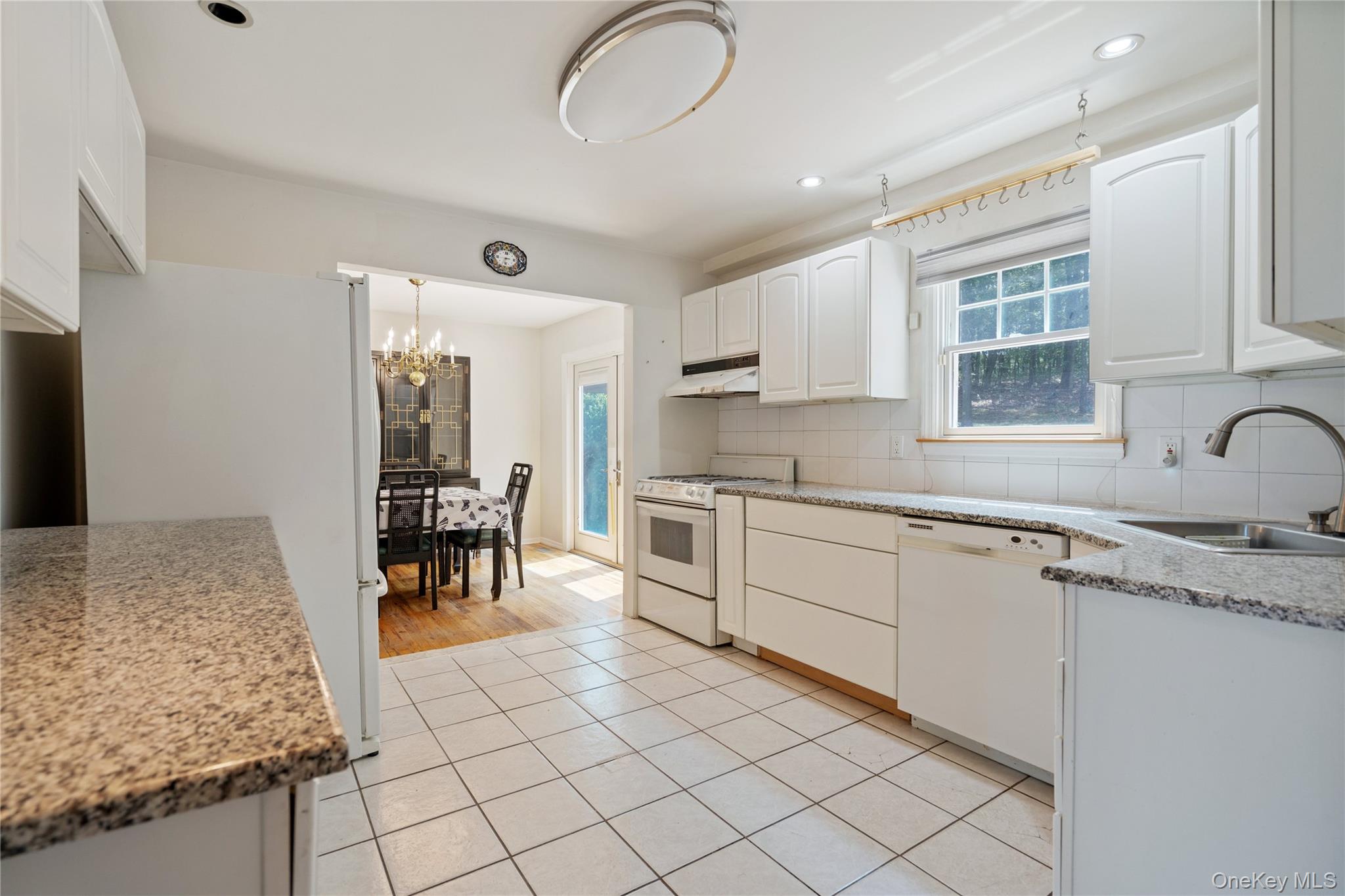 #14 photo, 8 Beverly Court, 東長島 Farmingville , NY 11738