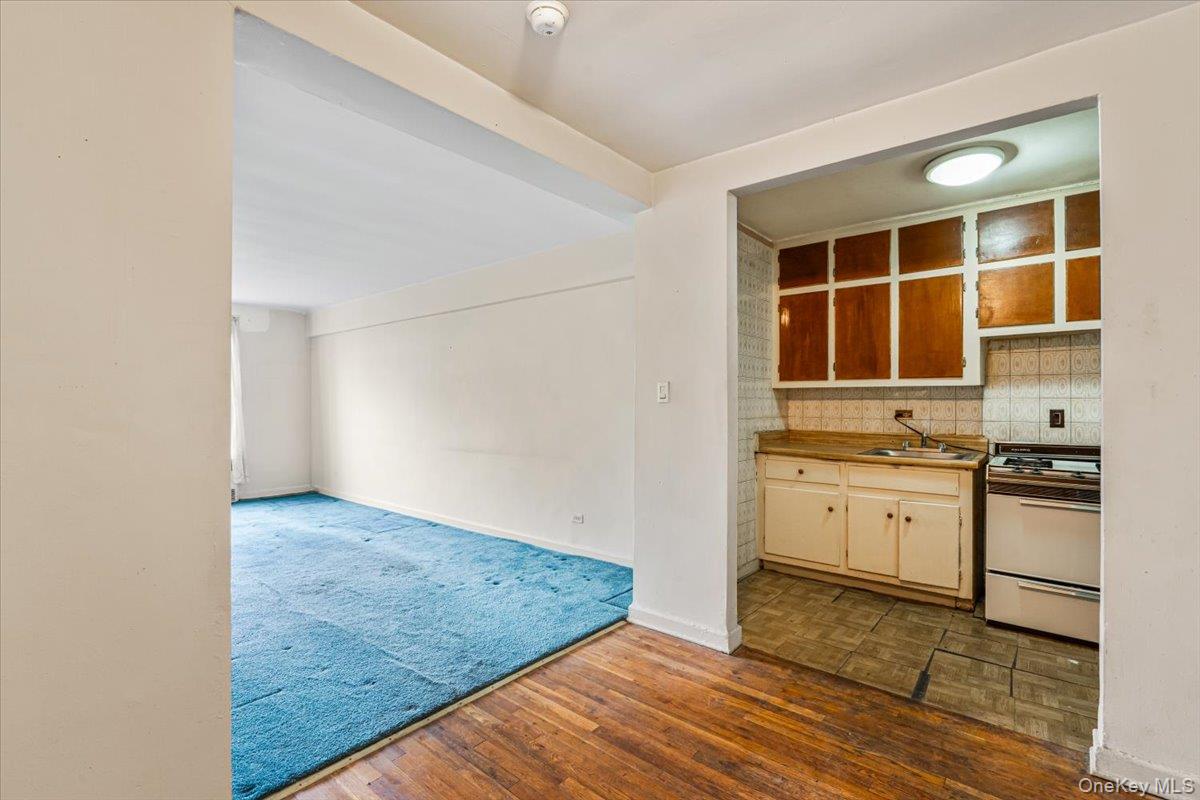 #6 photo, 84-20 51st Avenue, एल्महर्स्ट Elmhurst , NY 11373