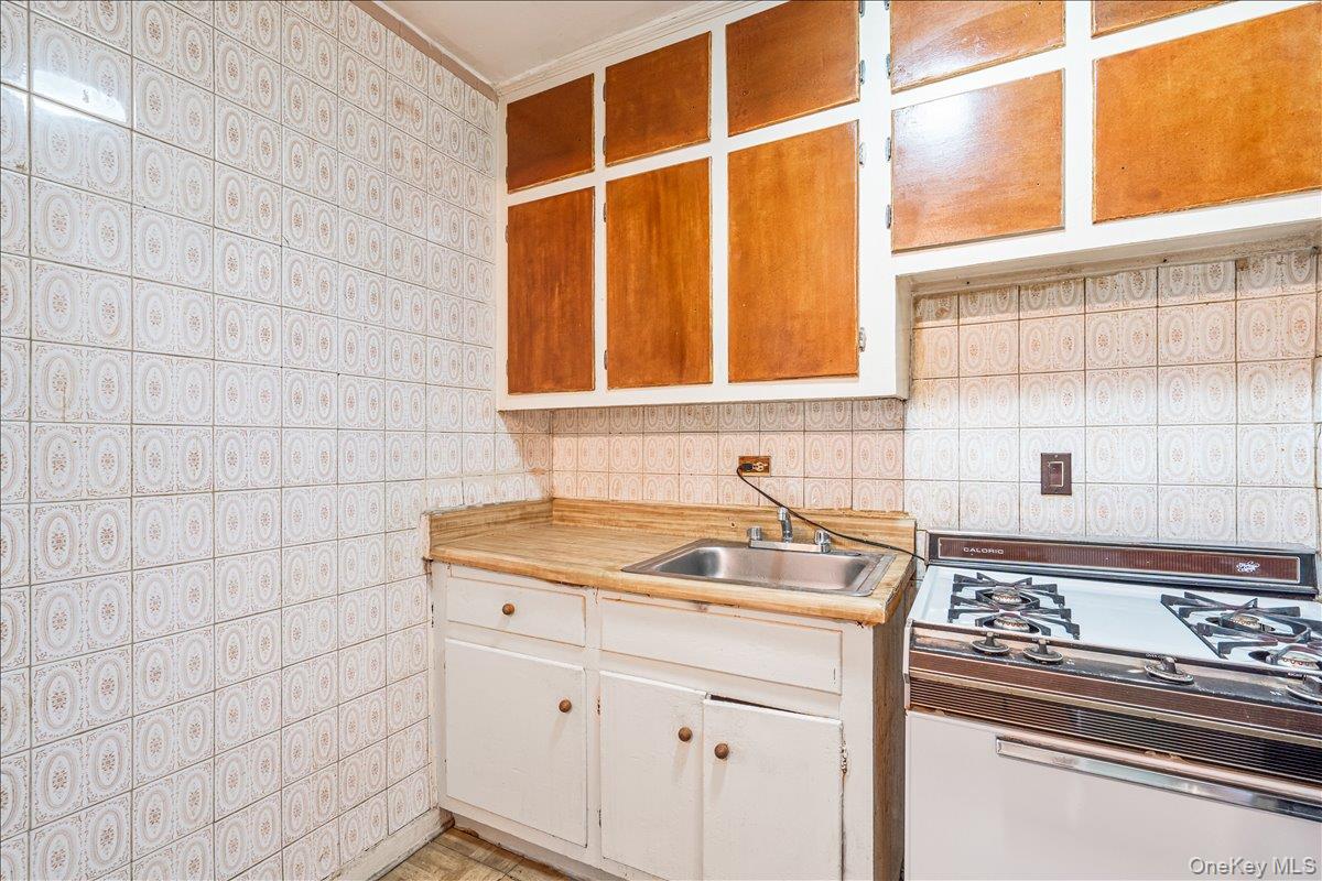 #9 photo, 84-20 51st Avenue, एल्महर्स्ट Elmhurst , NY 11373