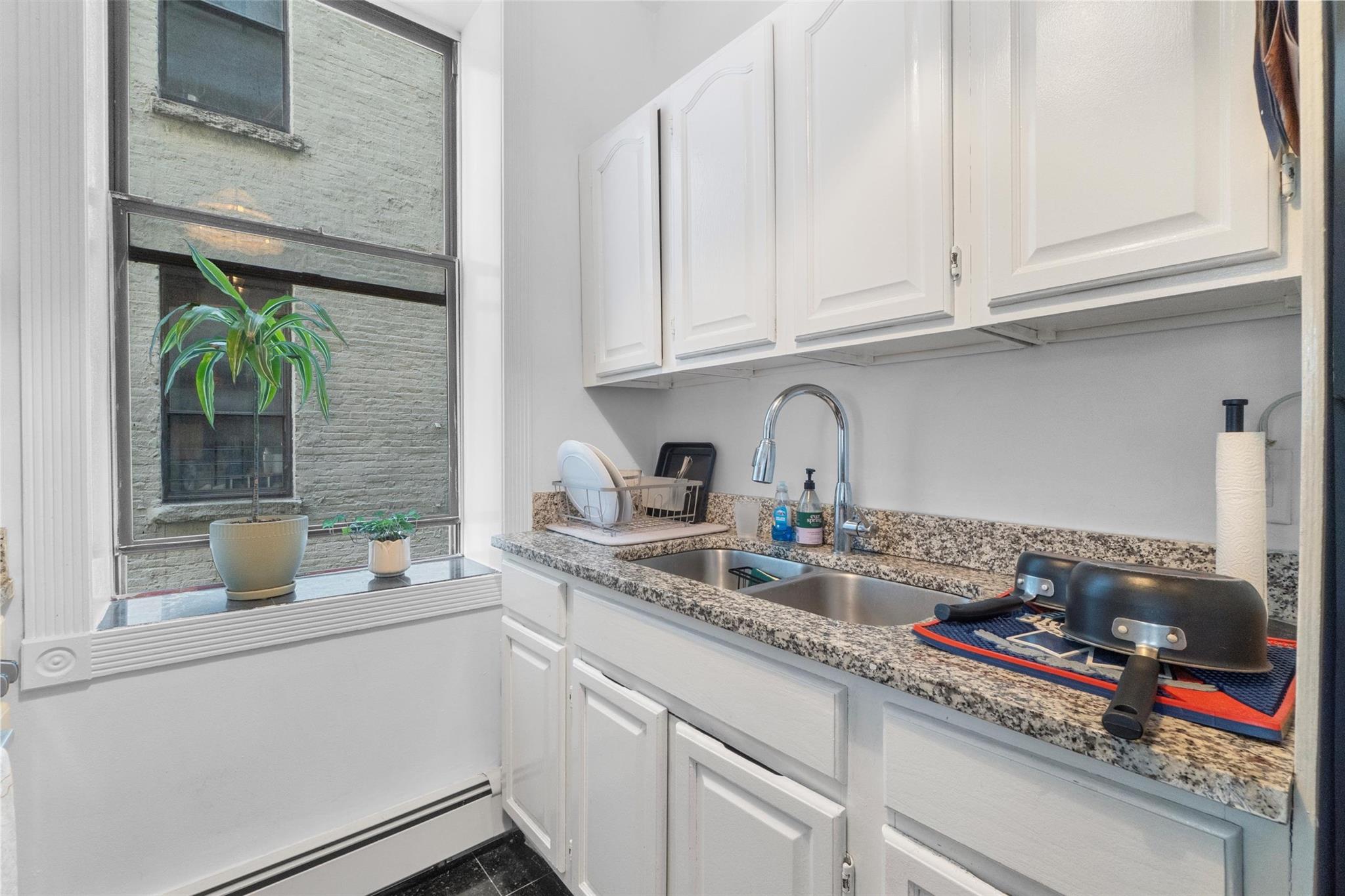 #13 photo, 178 E 2, New York (Manhattan) , NY 10009