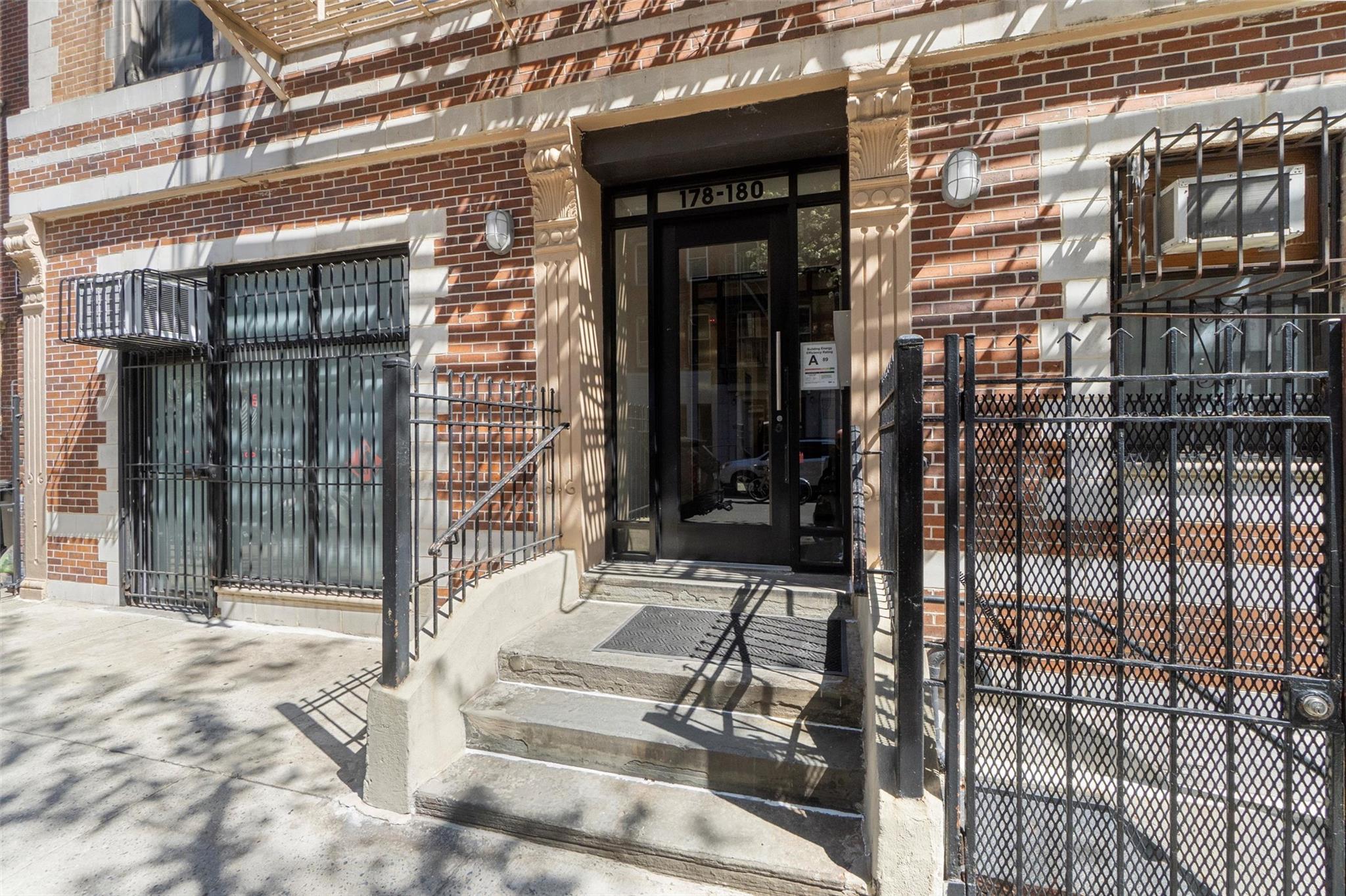 #3 photo, 178 E 2, New York (Manhattan) , NY 10009