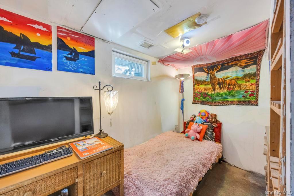 #18 photo, 14 Urn Court, Brentwood , NY 11717