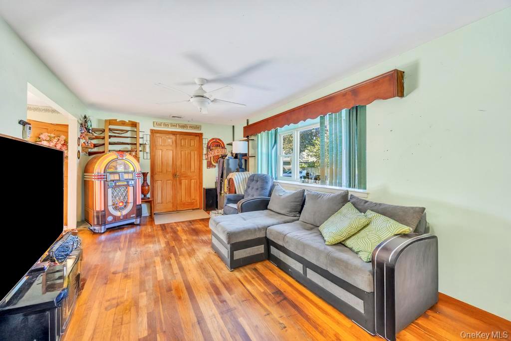 #4 photo, 14 Urn Court, Brentwood , NY 11717