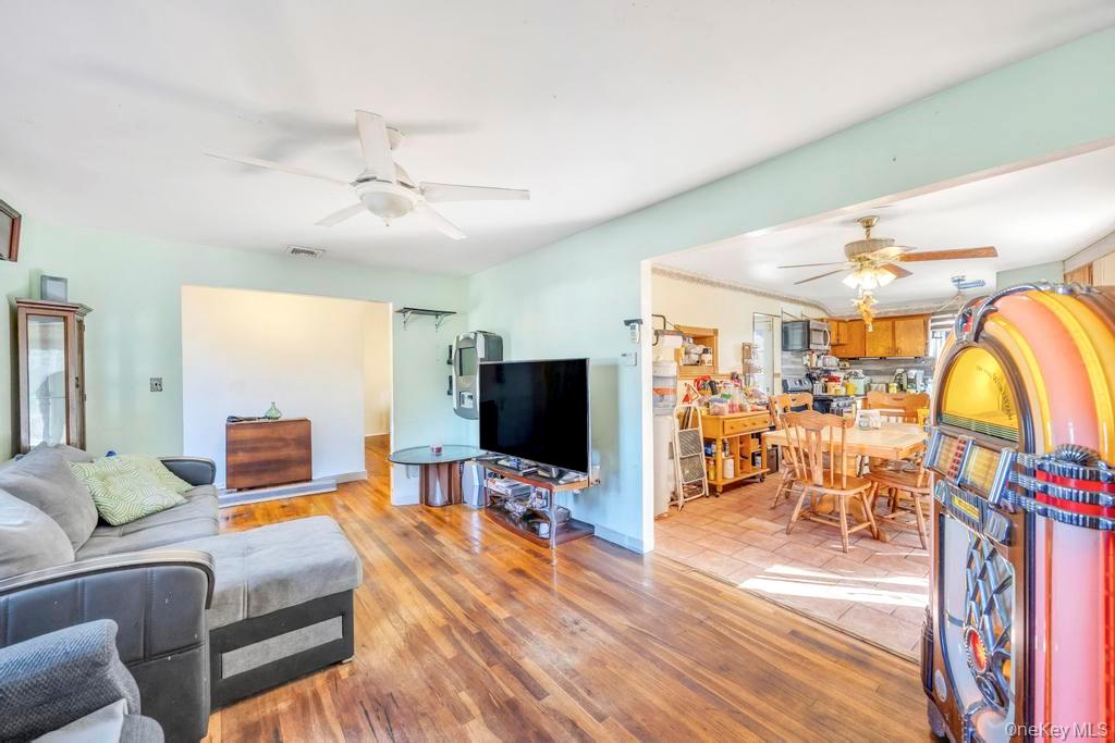 #5 photo, 14 Urn Court, Brentwood , NY 11717