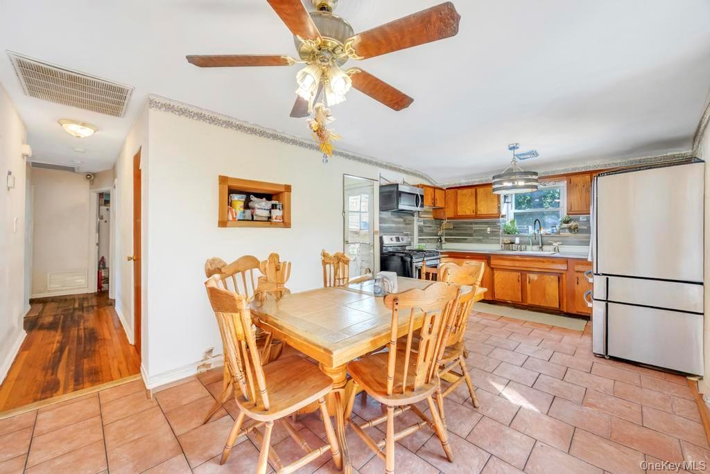 #6 photo, 14 Urn Court, Brentwood , NY 11717