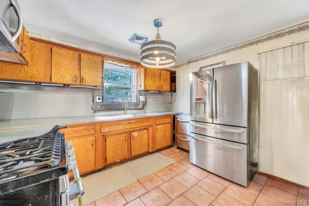 #9 photo, 14 Urn Court, Brentwood , NY 11717