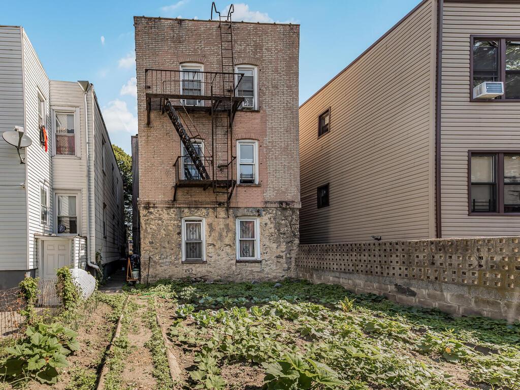 #7 photo, 756 E 225th Street, Bronx , NY 10466