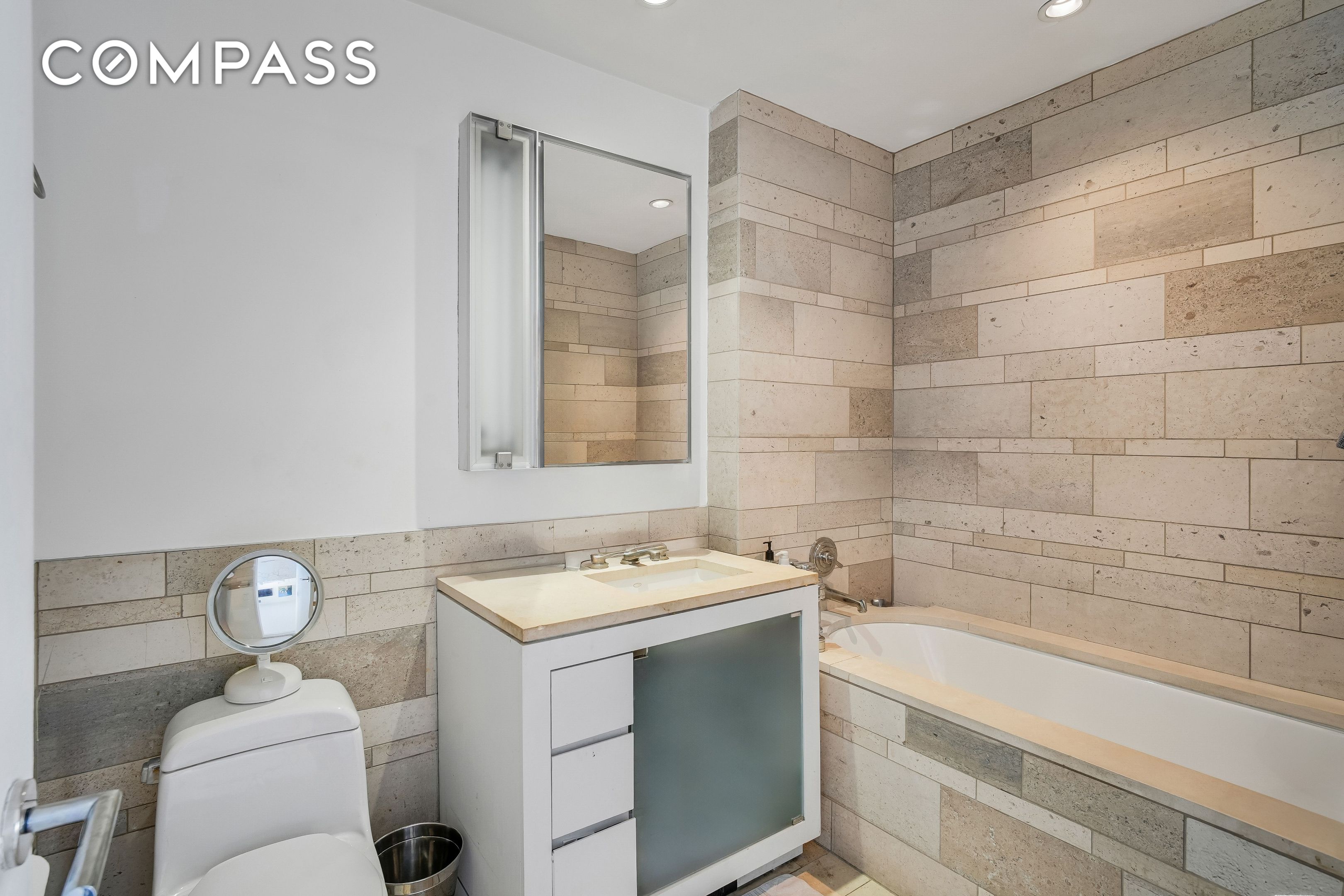 #13 photo, 450 E 83rd Street, マンハッタン Upper East Side , NY 10028