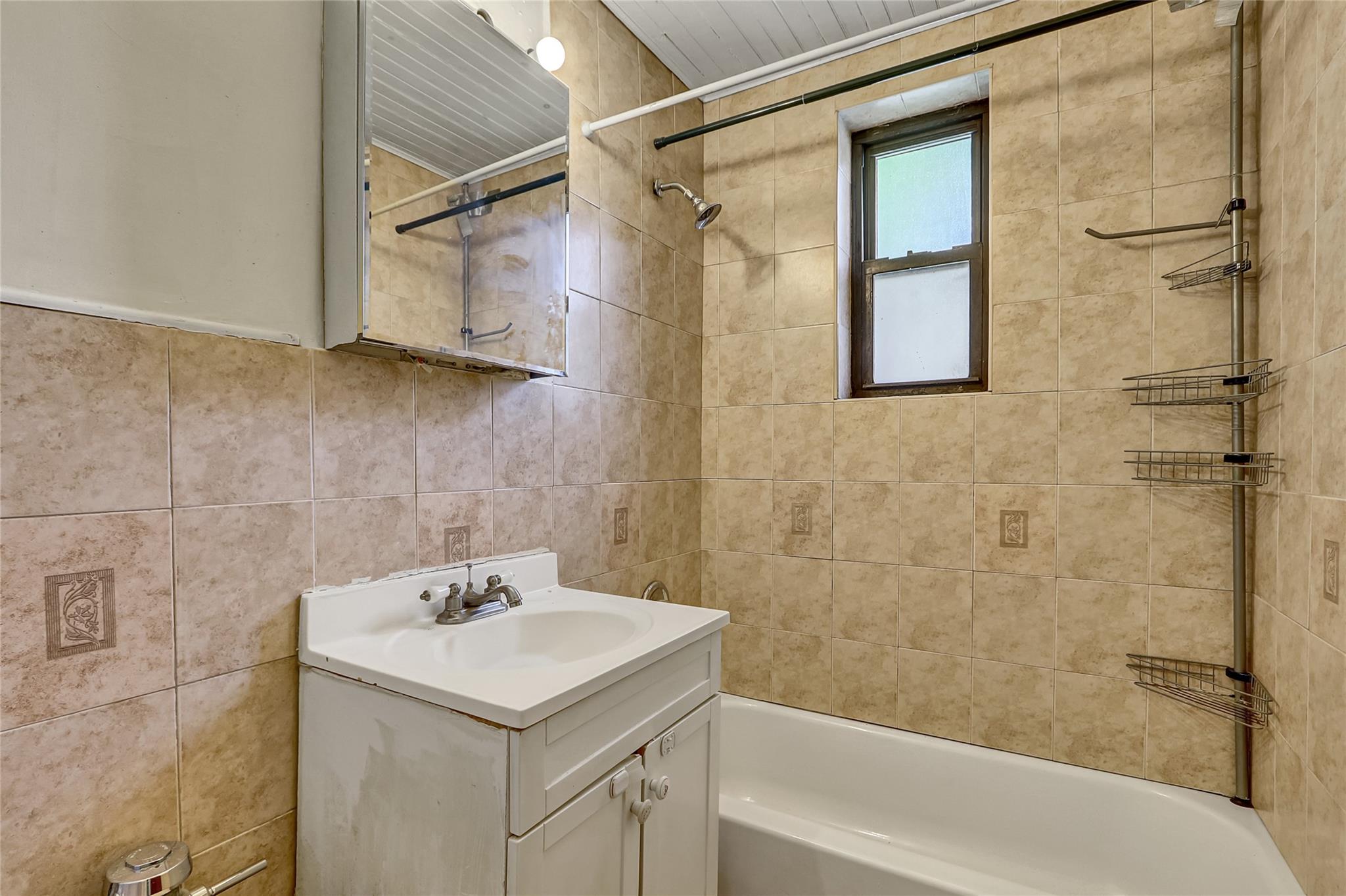 #11 photo, 4405 Macnish Street, クイーンズ区 Elmhurst , NY 11373