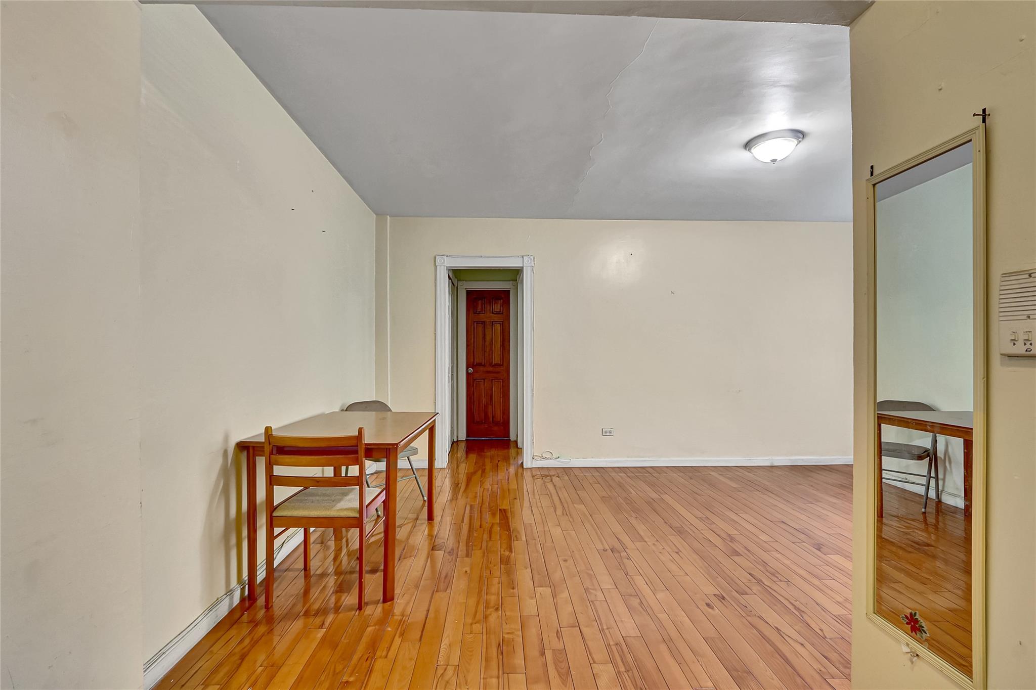 #3 photo, 4405 Macnish Street, クイーンズ区 Elmhurst , NY 11373