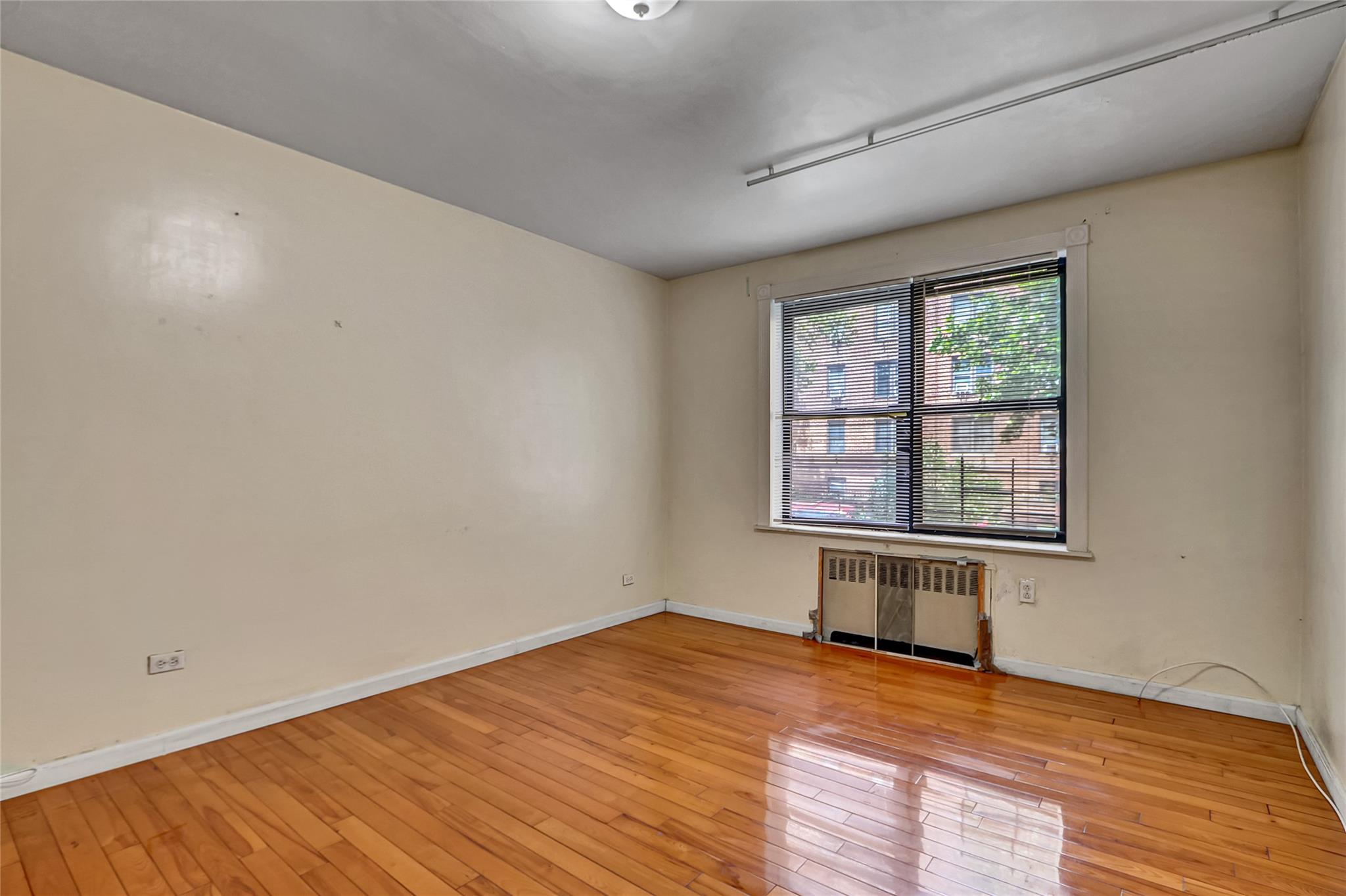 #5 photo, 4405 Macnish Street, クイーンズ区 Elmhurst , NY 11373