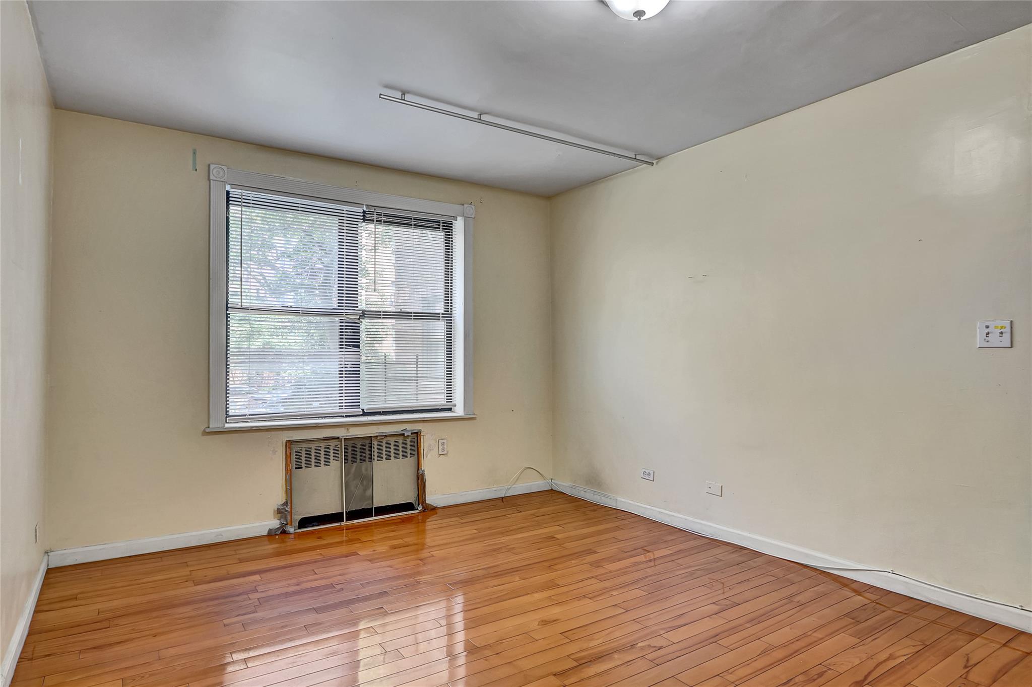 #9 photo, 4405 Macnish Street, クイーンズ区 Elmhurst , NY 11373