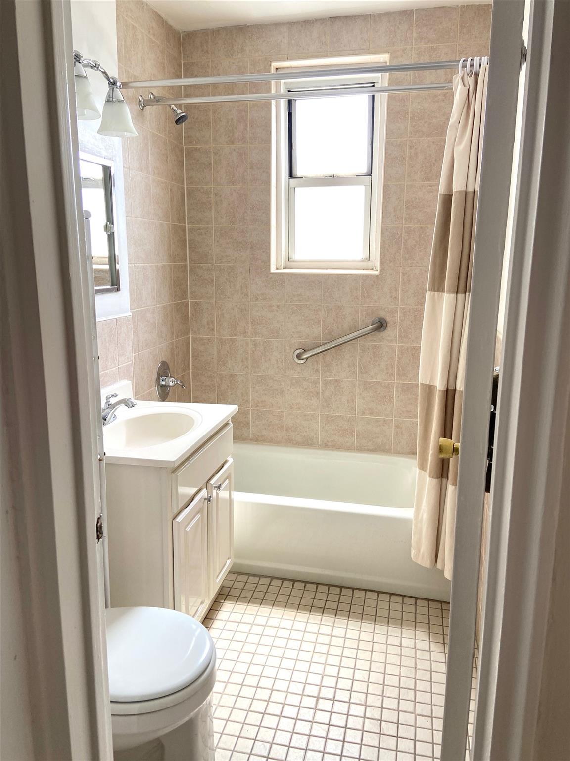 #10 photo, 84-20 51 Avenue, クイーンズ区 Elmhurst , NY 11373