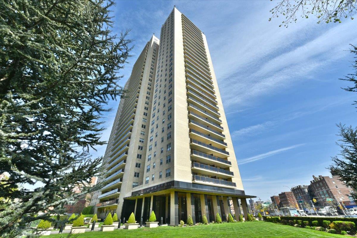 #13 photo, 110-11 Queens Boulevard, クイーンズ区 Forest Hills , NY 11375