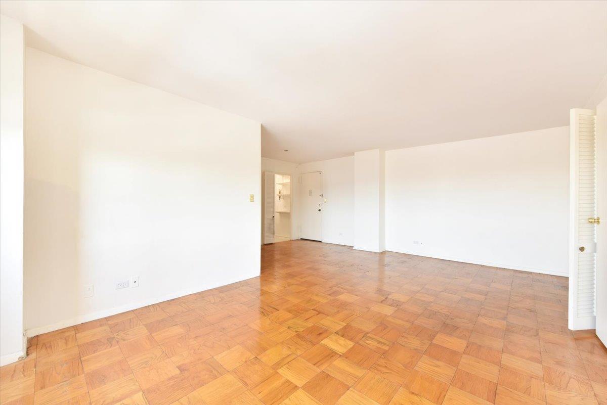 #14 photo, 110-11 Queens Boulevard, クイーンズ区 Forest Hills , NY 11375