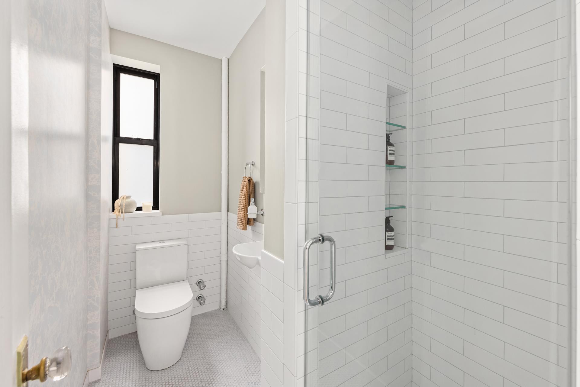 #12 photo, 99 E 4TH Street, マンハッタン East Village , NY 10003