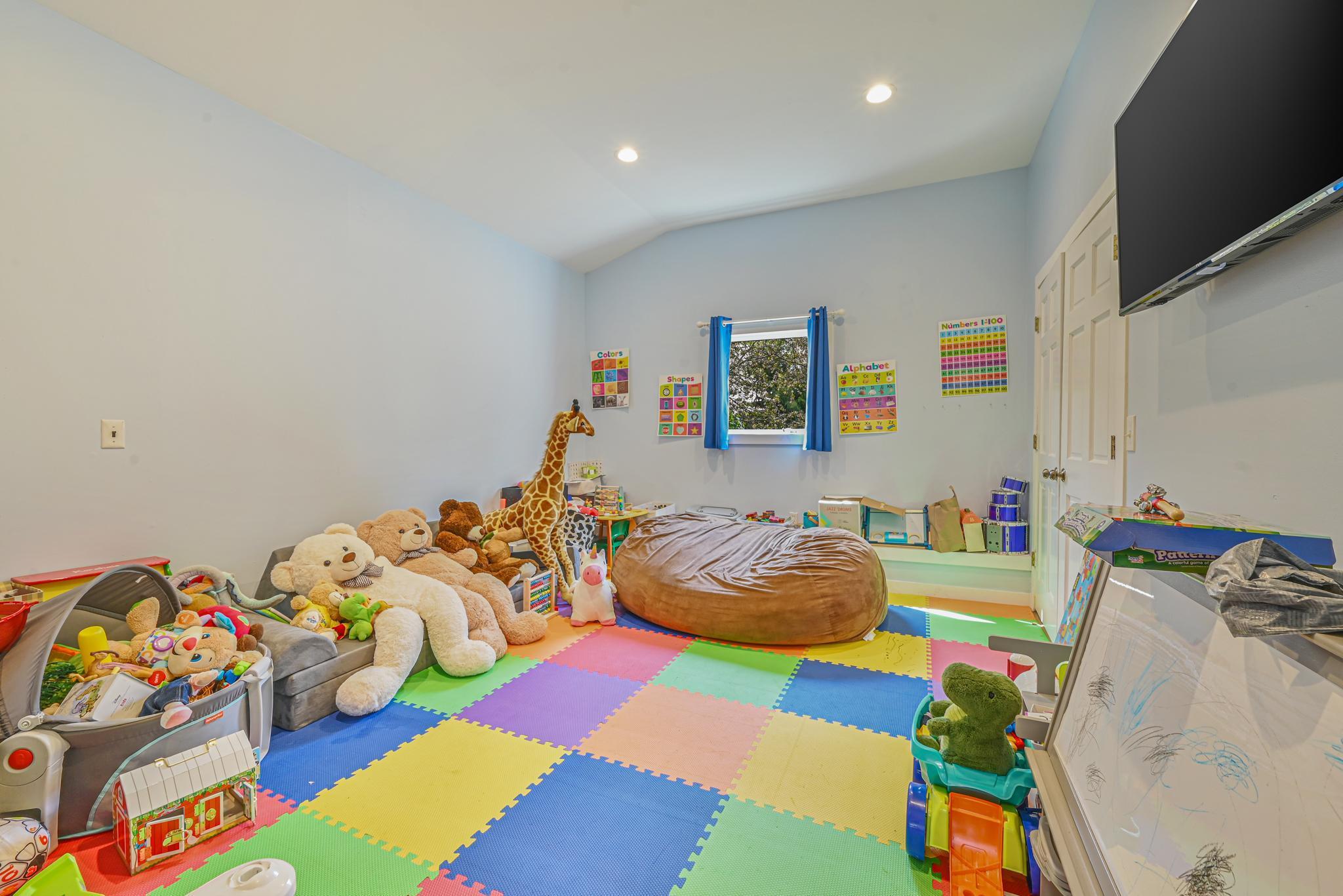 #18 photo, 527 Deer Park Avenue, Dix Hills , NY 11746-5207