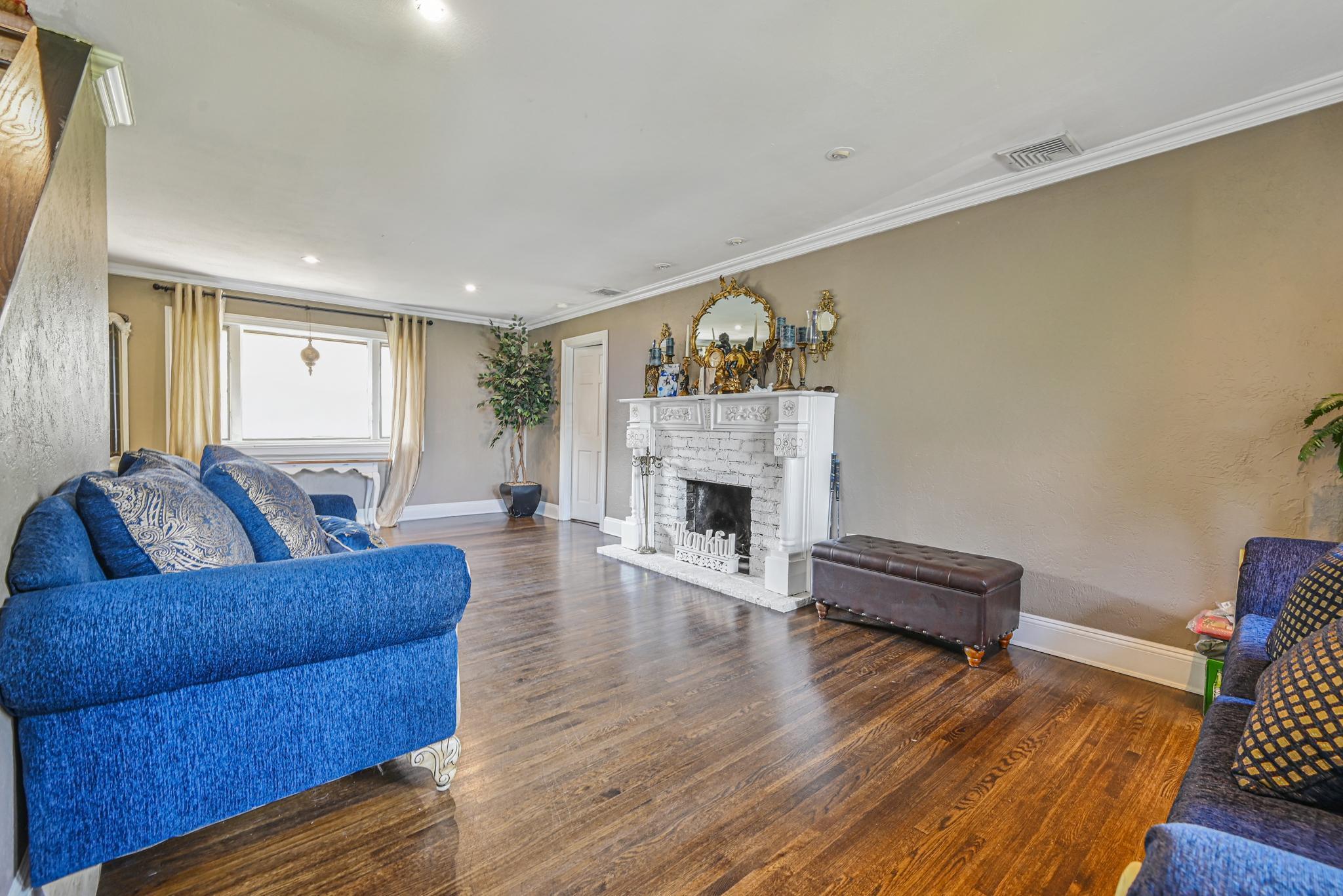 #4 photo, 527 Deer Park Avenue, Dix Hills , NY 11746-5207