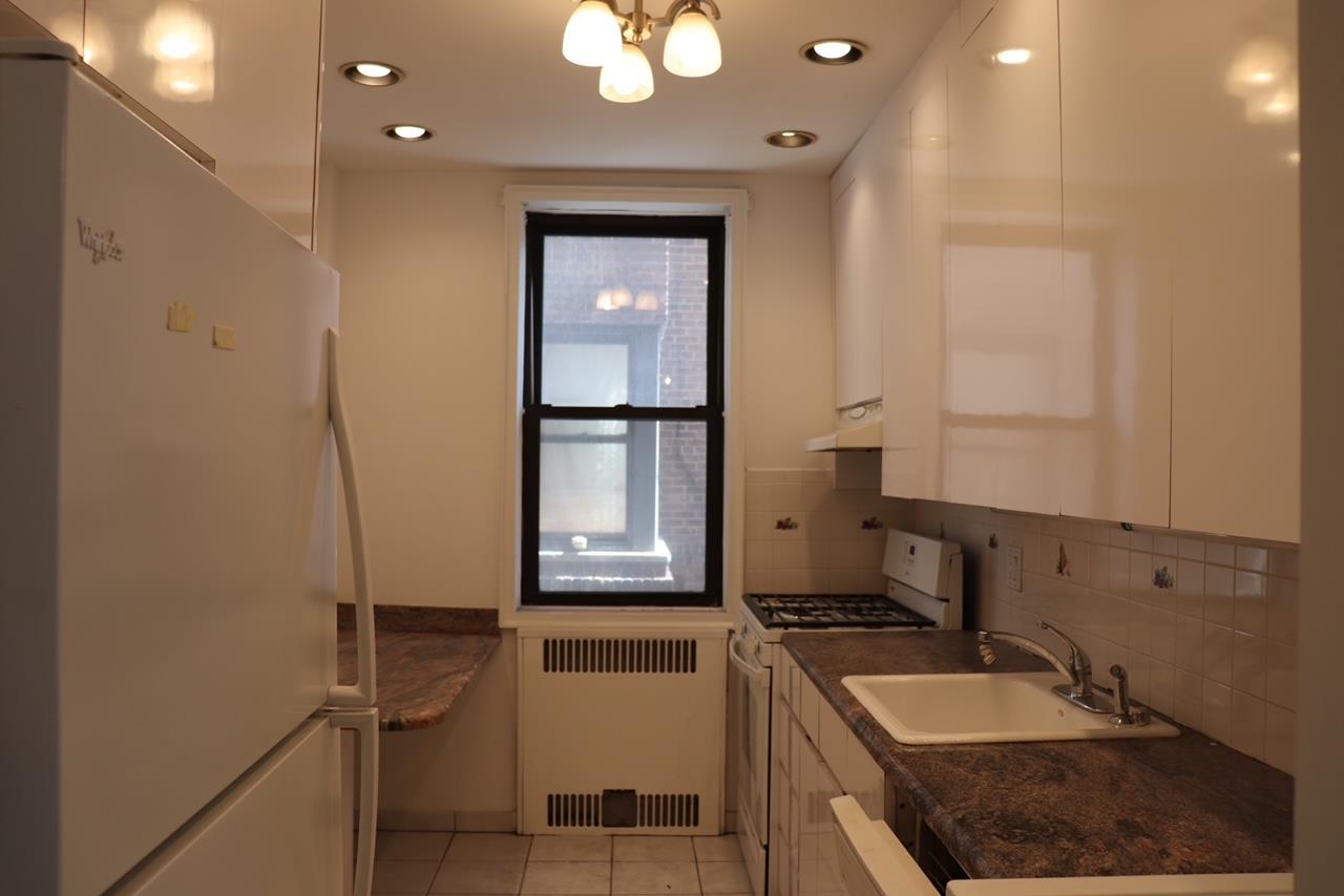 #10 photo, 69-40 Yellowstone Boulevard, Forest Hills , NY 11375