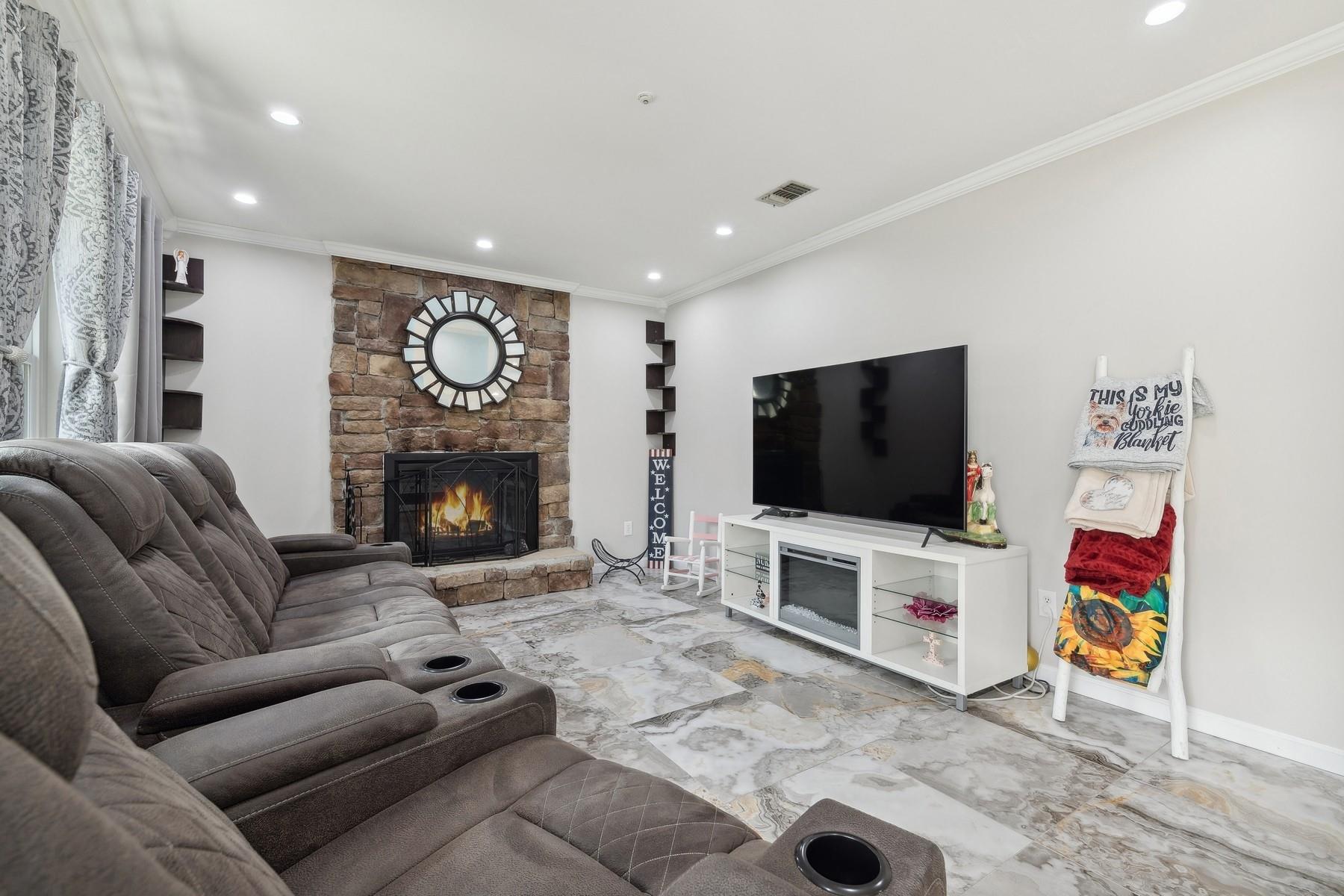 #2 photo, 605 Lake Court, سوفولك Middle Island , NY 11953