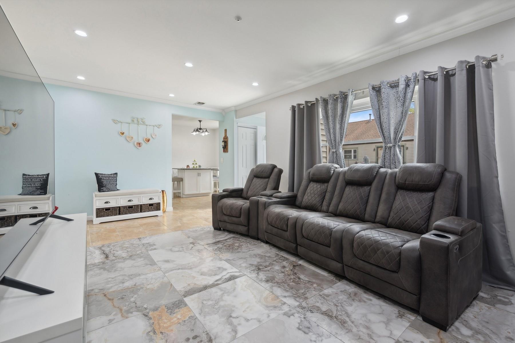 #3 photo, 605 Lake Court, سوفولك Middle Island , NY 11953