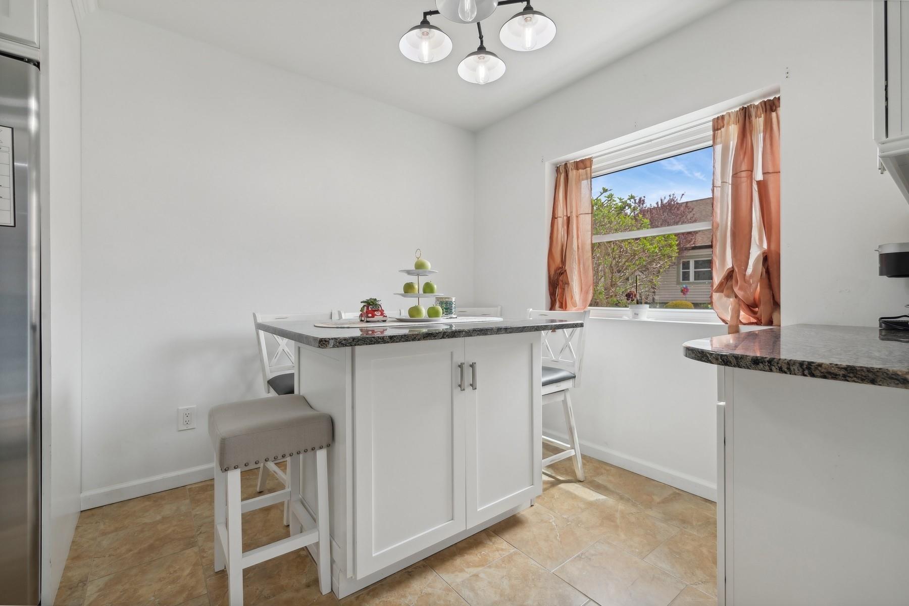 #7 photo, 605 Lake Court, سوفولك Middle Island , NY 11953