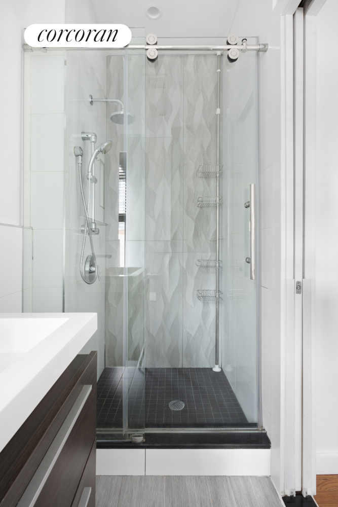 #8 photo, 327 E 3RD Street, マンハッタン East Village , NY 10009