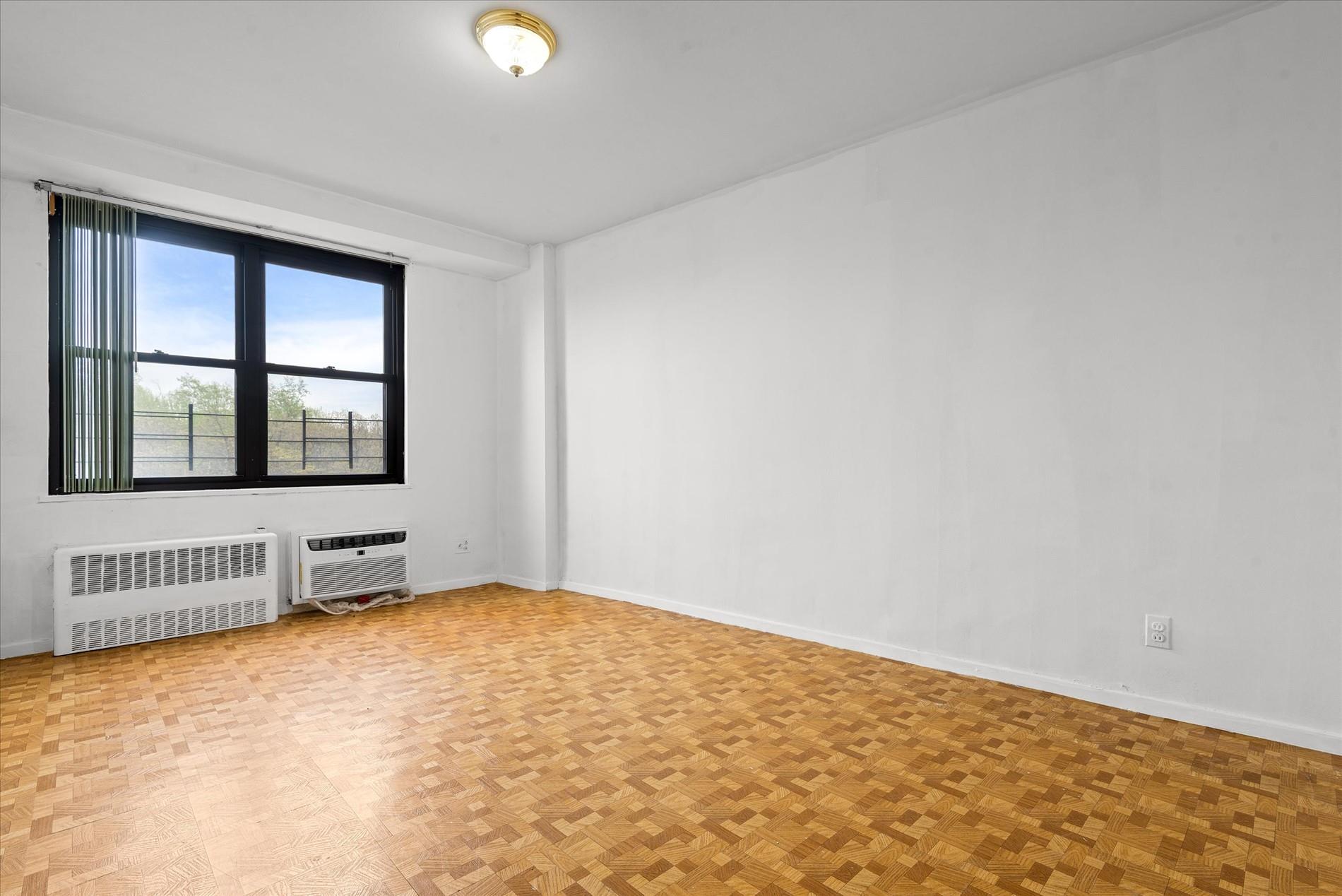 #13 photo, 90-60 Union Turnpike, クイーンズ区 Glendale , NY 11385