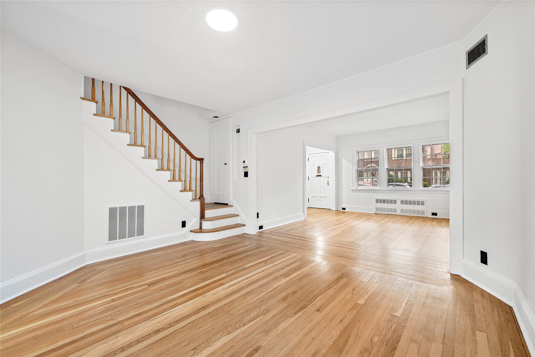 #1 photo, 408 Burns Street, クイーンズ区 Forest Hills , NY 11375