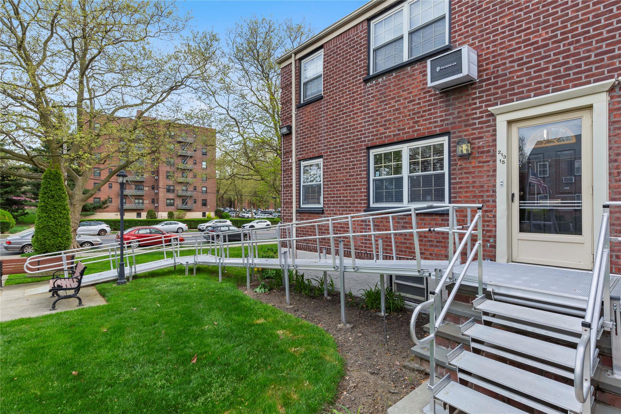 #2 photo, 213-15 73rd Avenue, কুইন্‌স Oakland Gardens , NY 11364