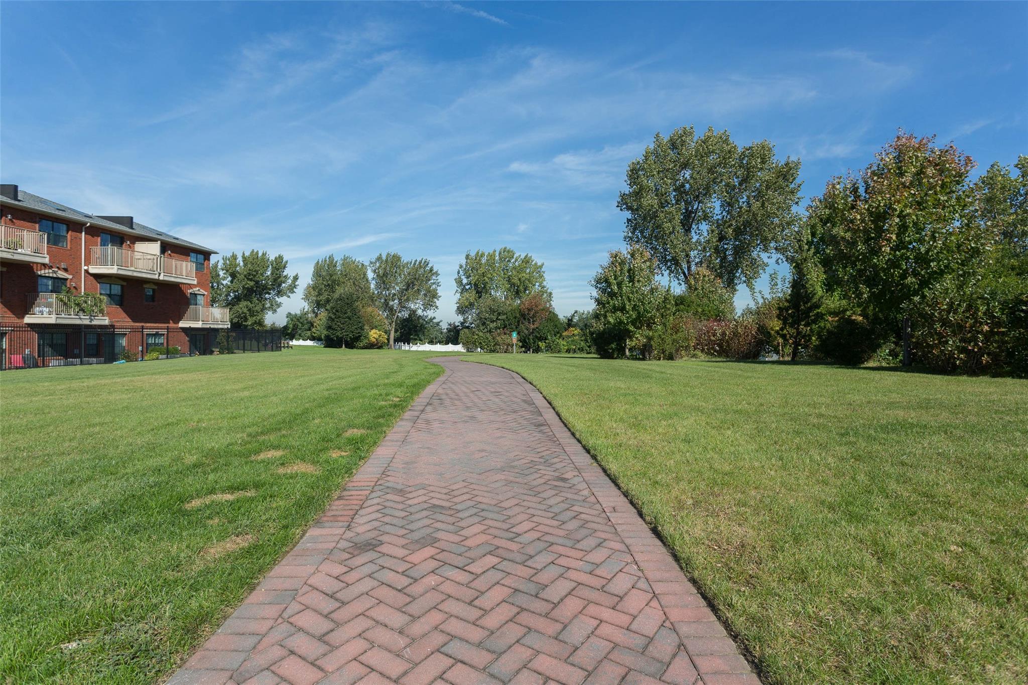 #13 photo, 121-10 Powells Cove Boulevard, كوينز College Point , NY 11356