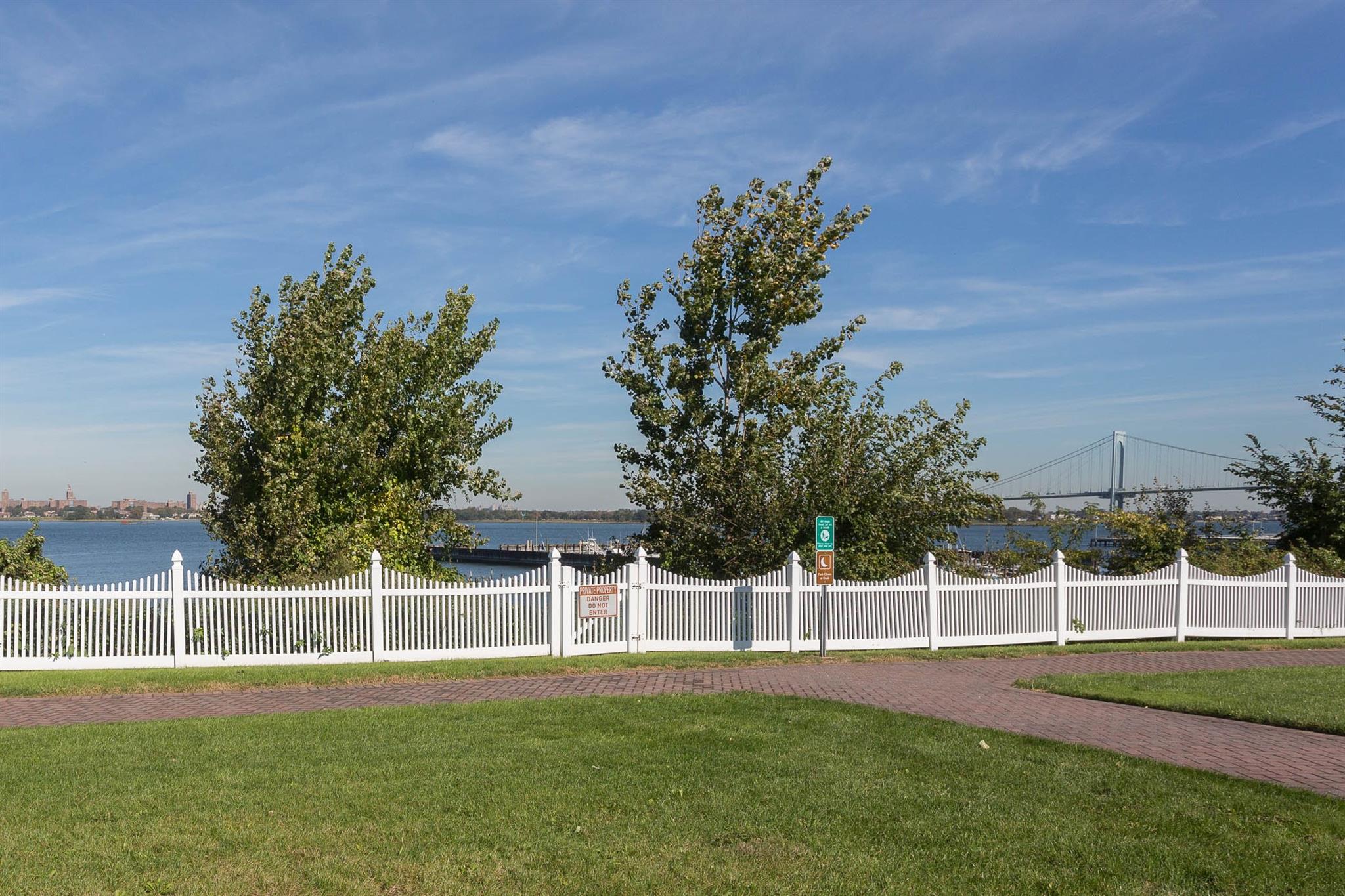 #15 photo, 121-10 Powells Cove Boulevard, كوينز College Point , NY 11356