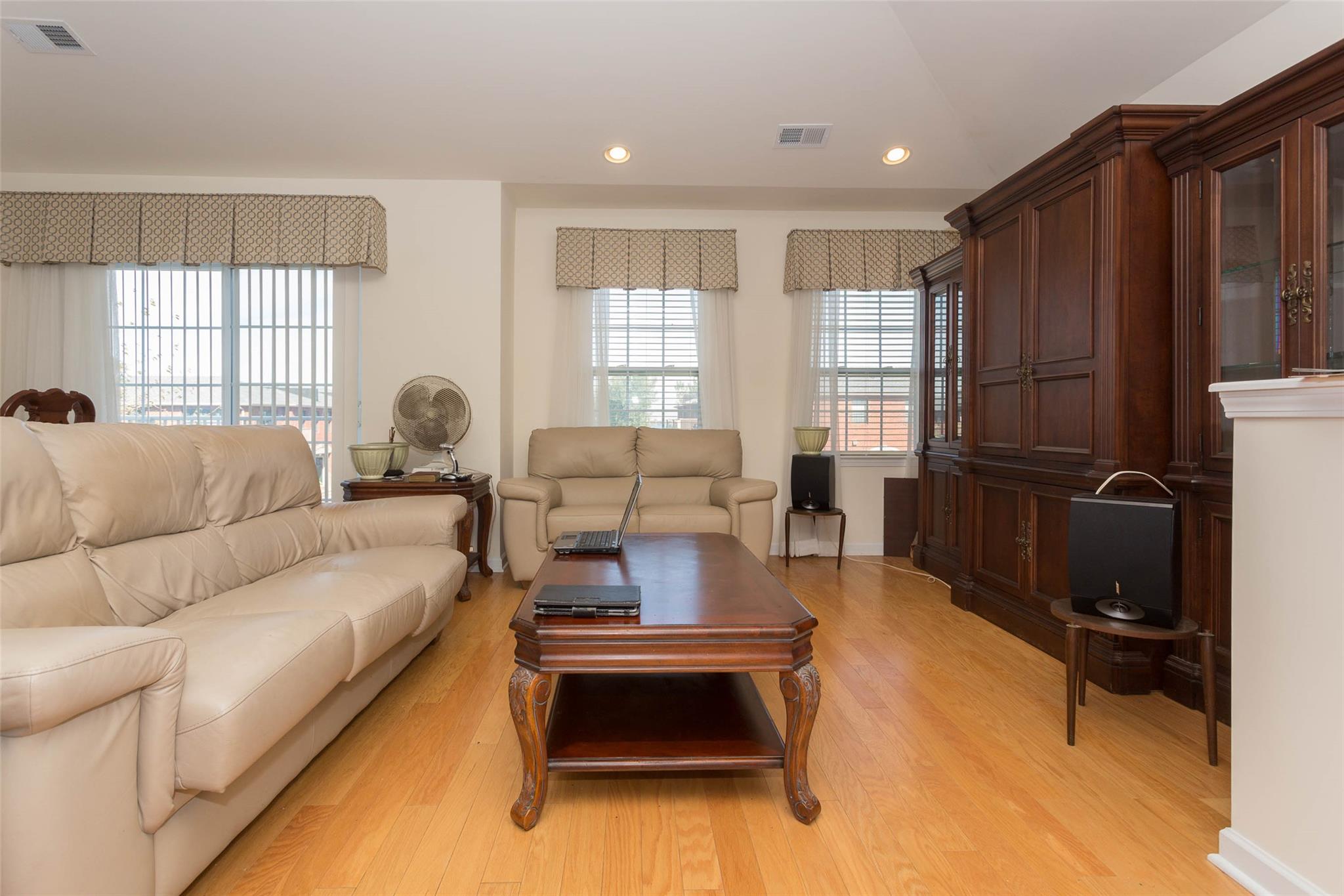 #2 photo, 121-10 Powells Cove Boulevard, كوينز College Point , NY 11356