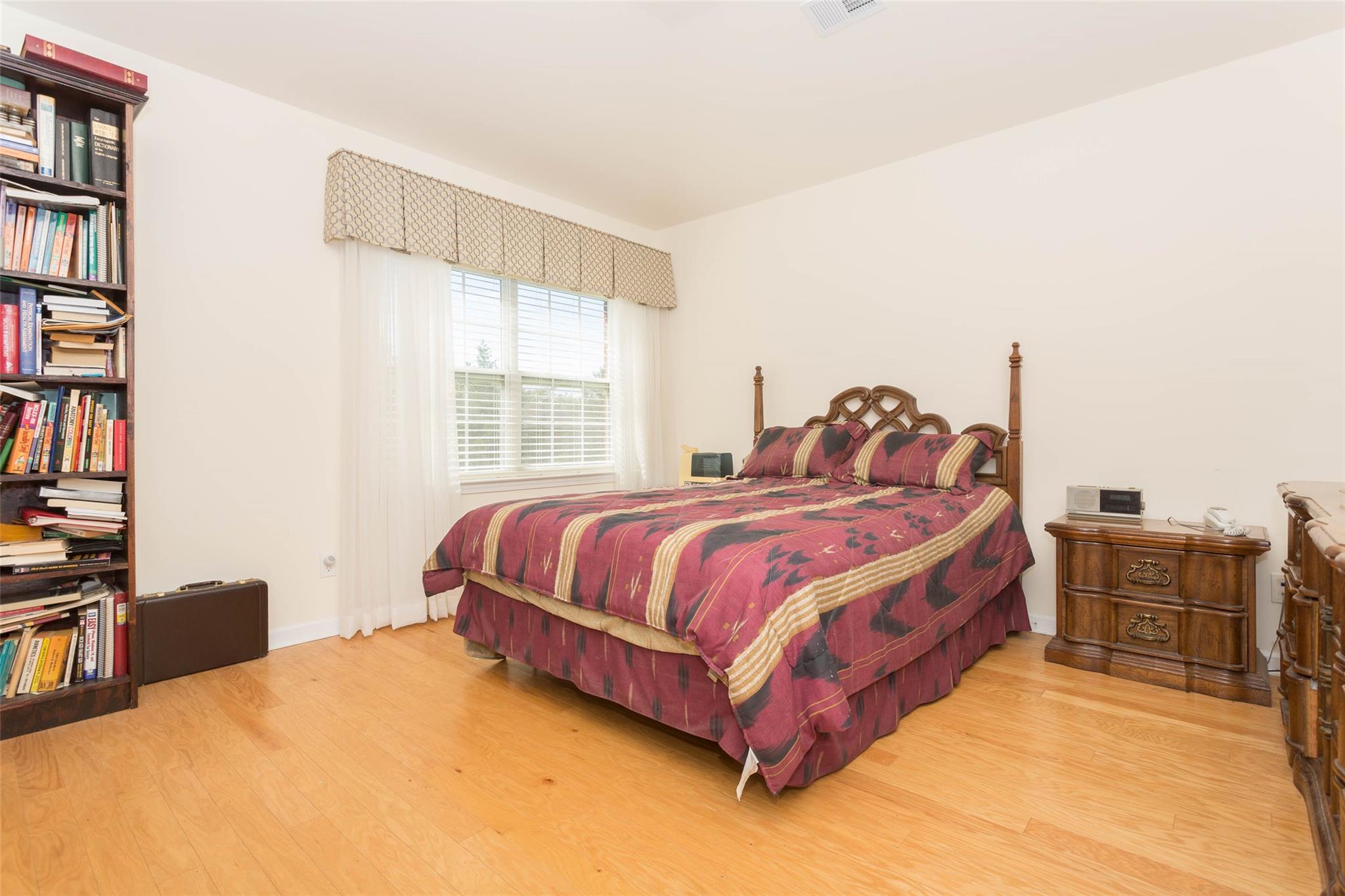 #7 photo, 121-10 Powells Cove Boulevard, كوينز College Point , NY 11356