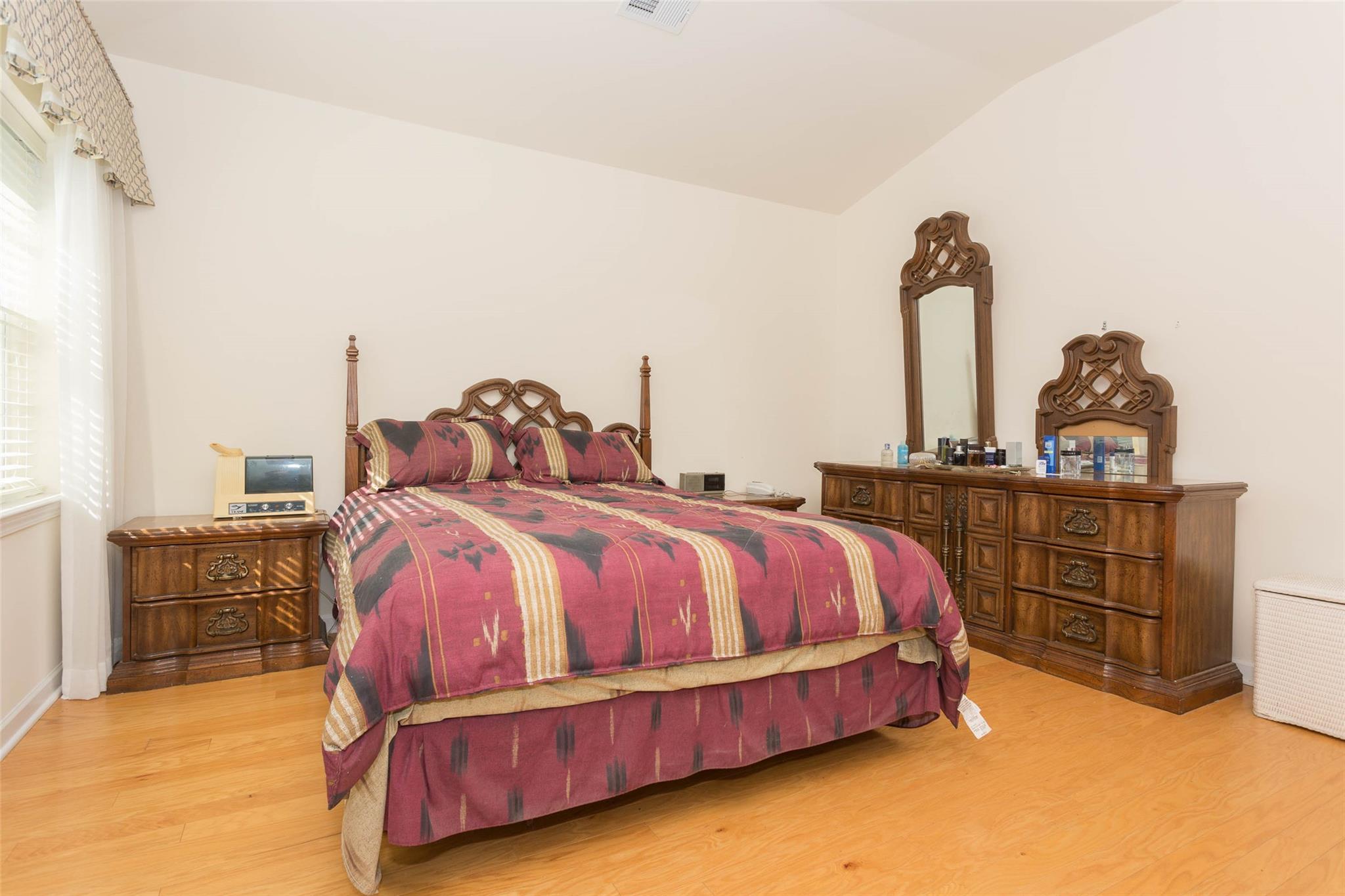 #8 photo, 121-10 Powells Cove Boulevard, كوينز College Point , NY 11356