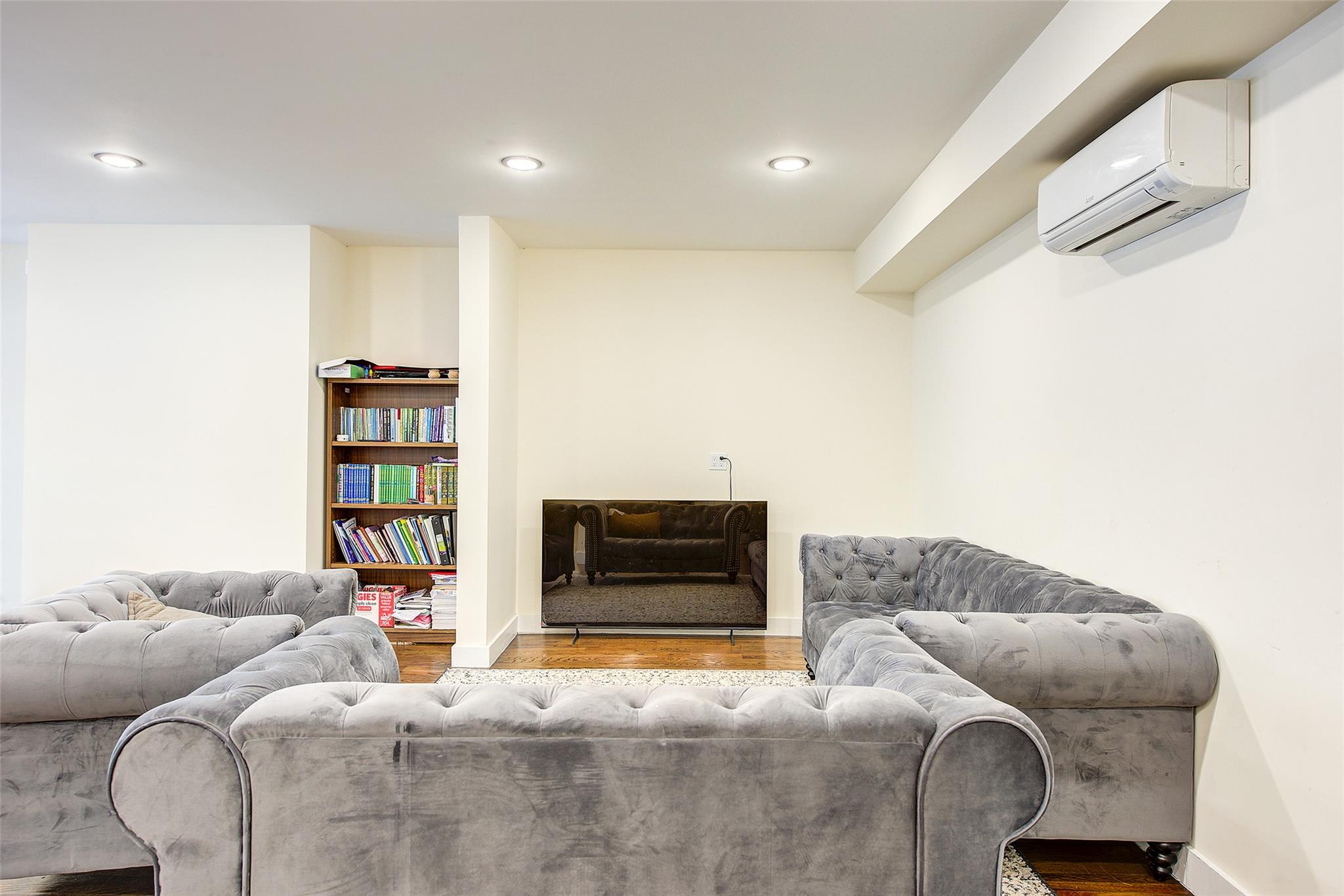 #4 photo, 67 Brewster St, Статен-Айленд ‖ Staten Island , NY 10304