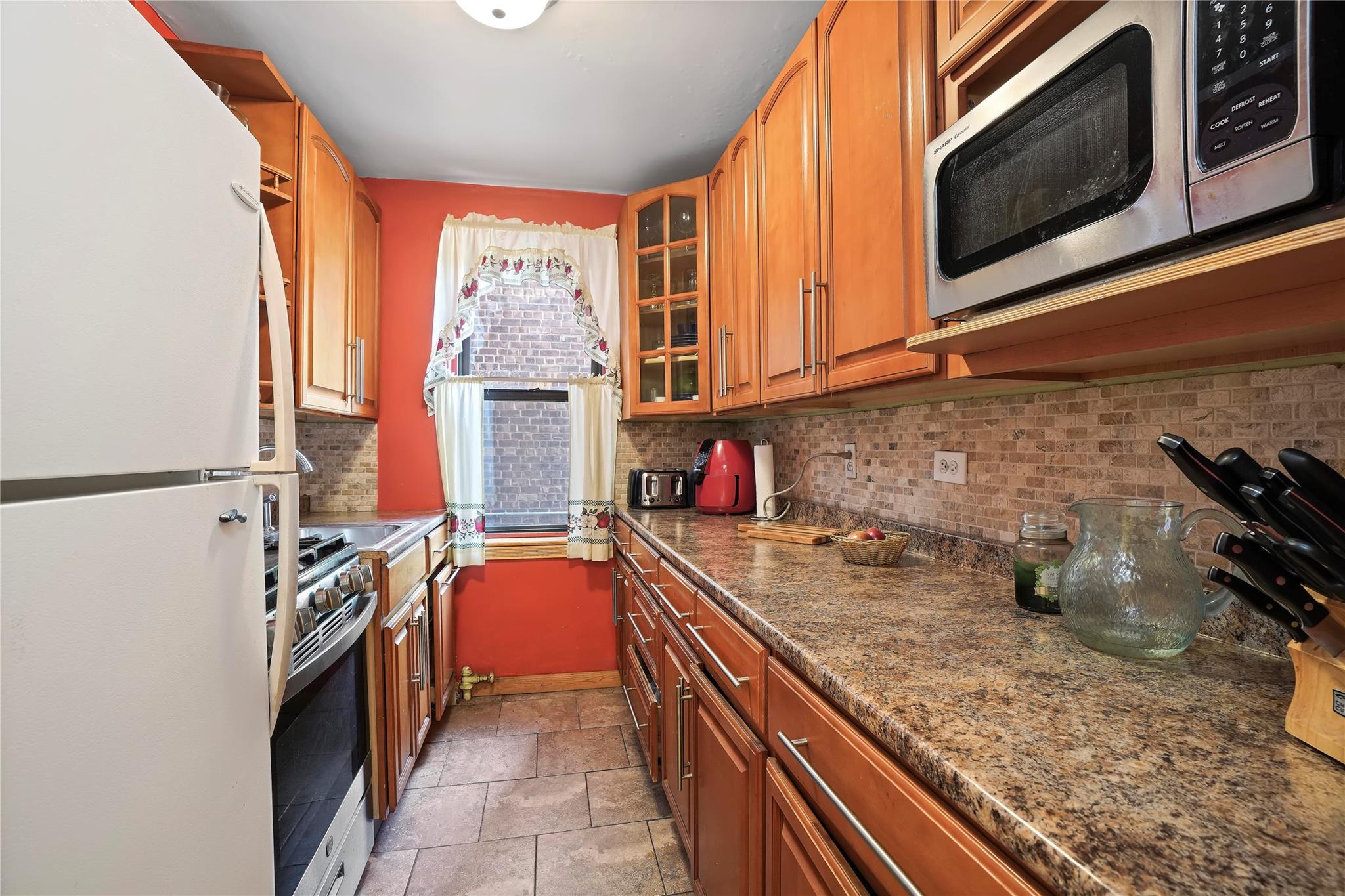 #14 photo, 52-15 65 Place, كوينز Maspeth , NY 11378